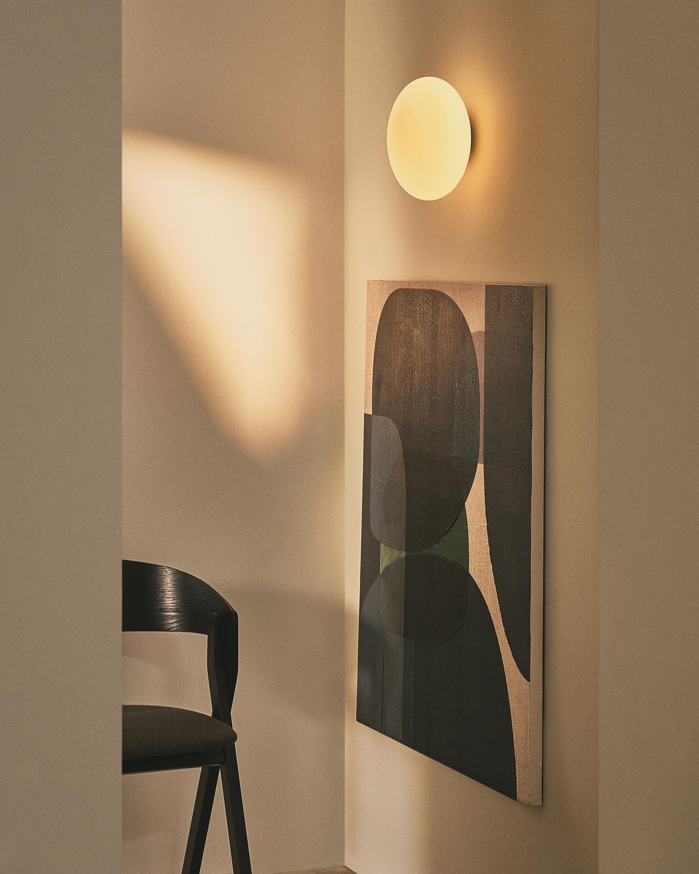 Wandleuchte Bamila aus Rauchglas und schwarzem Metall Ø 25 cm in Schwarz präsentiert im Onlineshop von KAQTU Design AG. Wandleuchte ist von Kave Home