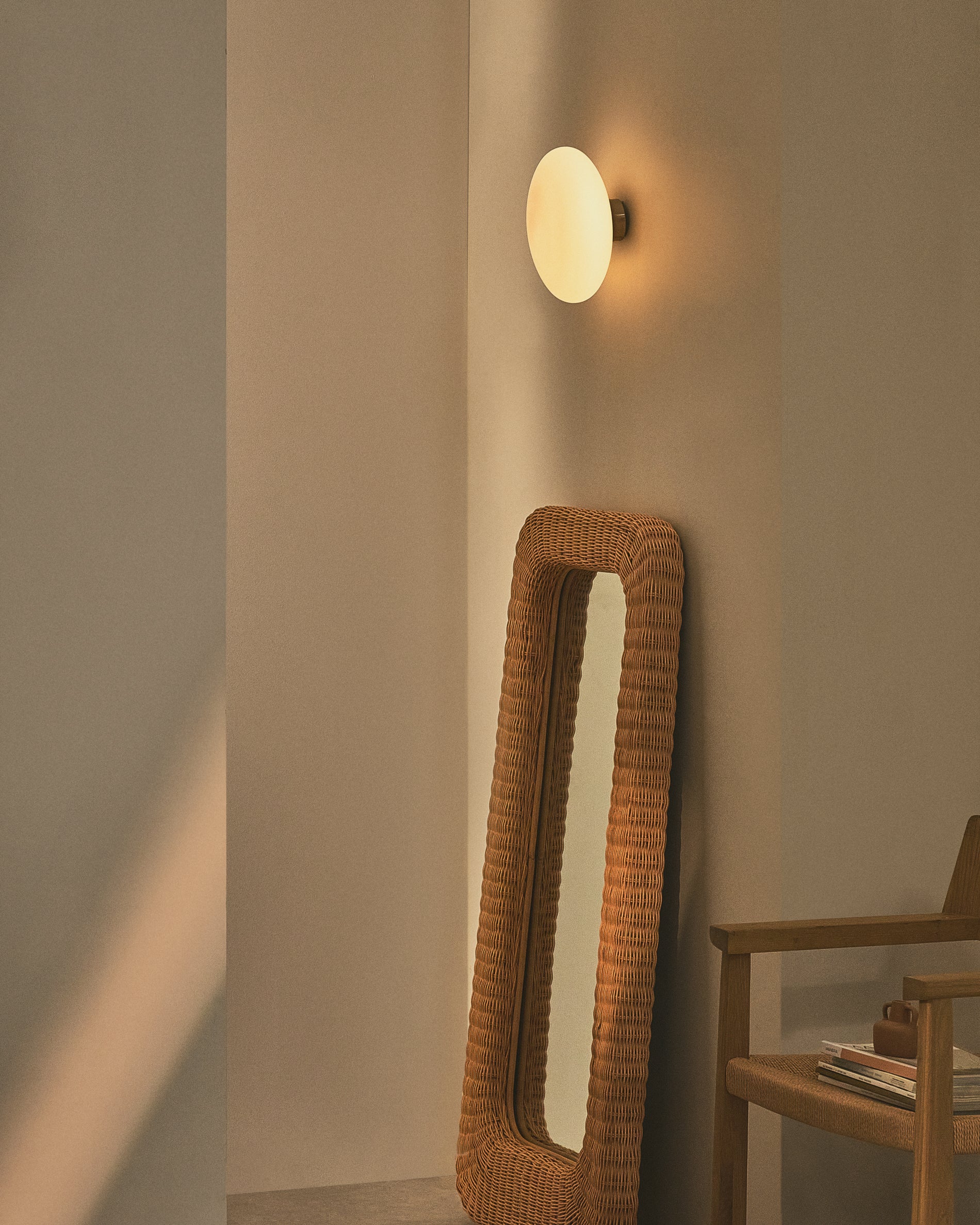 Wandleuchte Bamila aus Rauchglas und Nickel Ø 25 cm in Silber präsentiert im Onlineshop von KAQTU Design AG. Wandleuchte ist von Kave Home