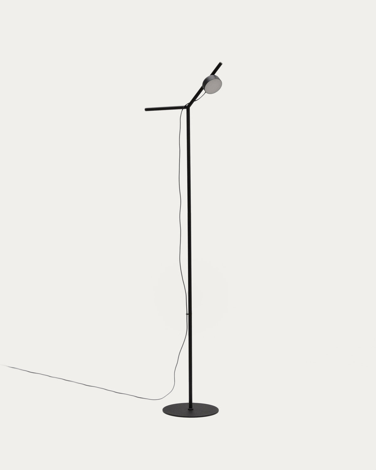 Stehlampe Orey aus schwarzem Metall mit Multipositions-Lichtpunkt in Schwarz präsentiert im Onlineshop von KAQTU Design AG. Stehleuchte ist von Kave Home