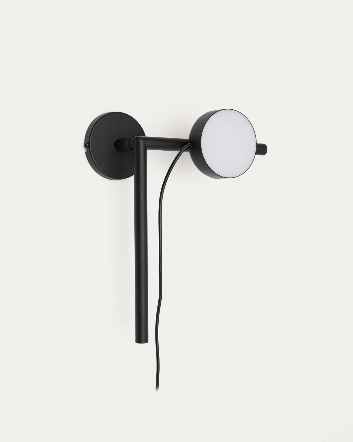 Wandleuchte Orey aus schwarzem Metall mit Multipositions-Lichtpunkt  in Schwarz präsentiert im Onlineshop von KAQTU Design AG. Wandleuchte ist von Kave Home