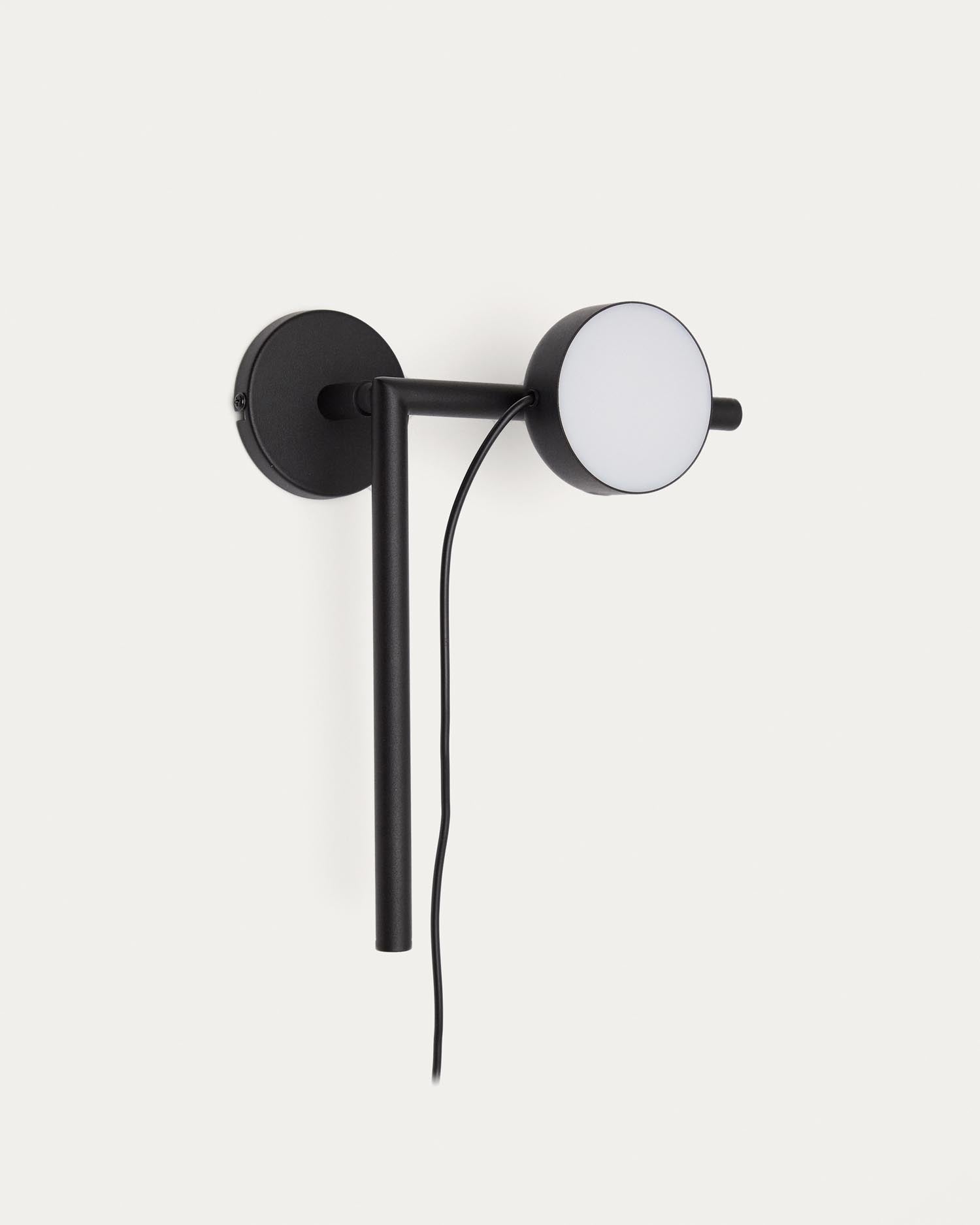 Wandleuchte Orey aus schwarzem Metall mit Multipositions-Lichtpunkt  in Schwarz präsentiert im Onlineshop von KAQTU Design AG. Wandleuchte ist von Kave Home