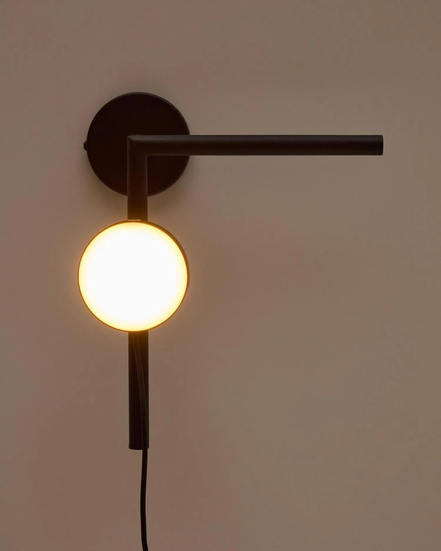 Wandleuchte Orey aus schwarzem Metall mit Multipositions-Lichtpunkt  in Schwarz präsentiert im Onlineshop von KAQTU Design AG. Wandleuchte ist von Kave Home