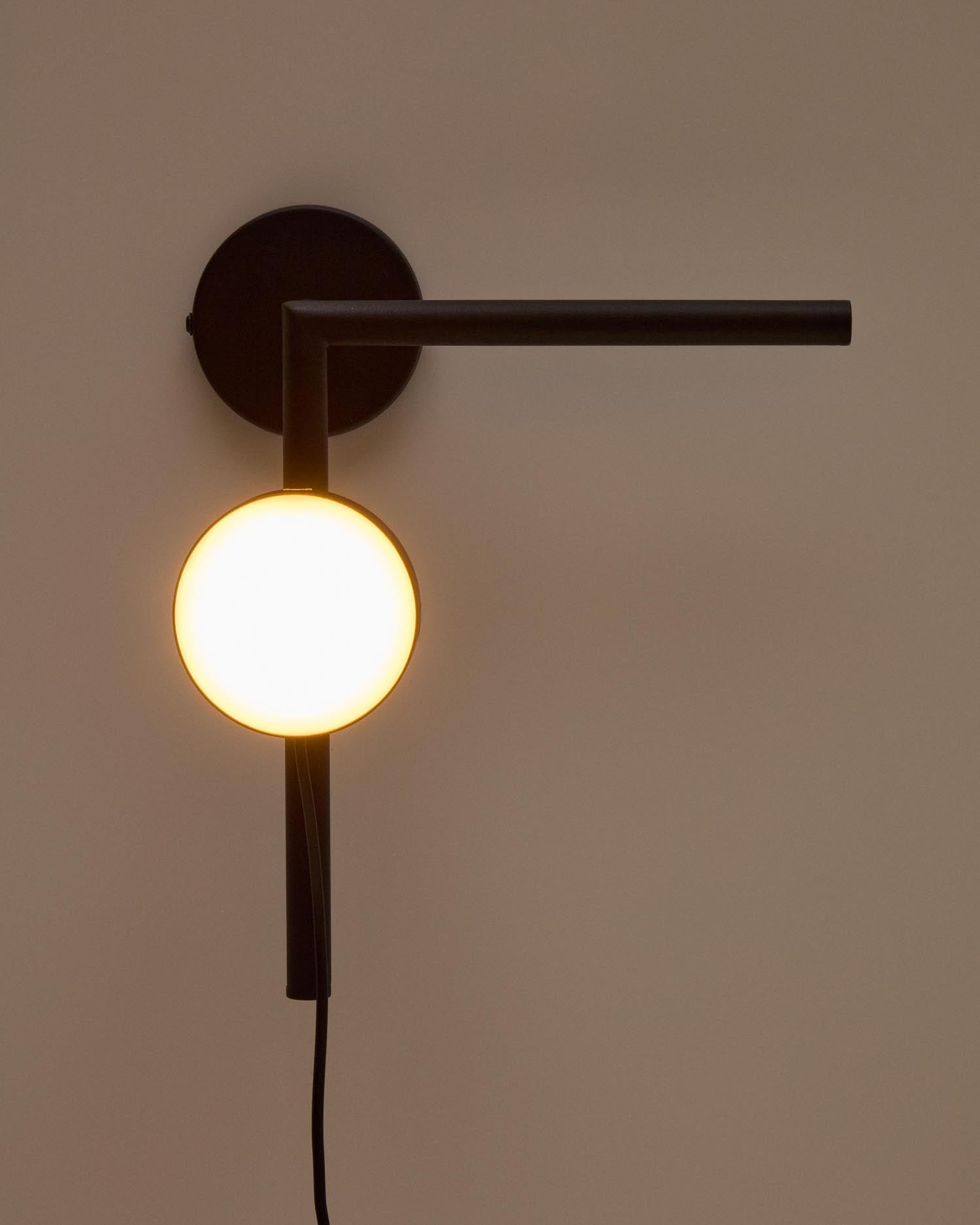 Wandleuchte Orey aus schwarzem Metall mit Multipositions-Lichtpunkt  in Schwarz präsentiert im Onlineshop von KAQTU Design AG. Wandleuchte ist von Kave Home
