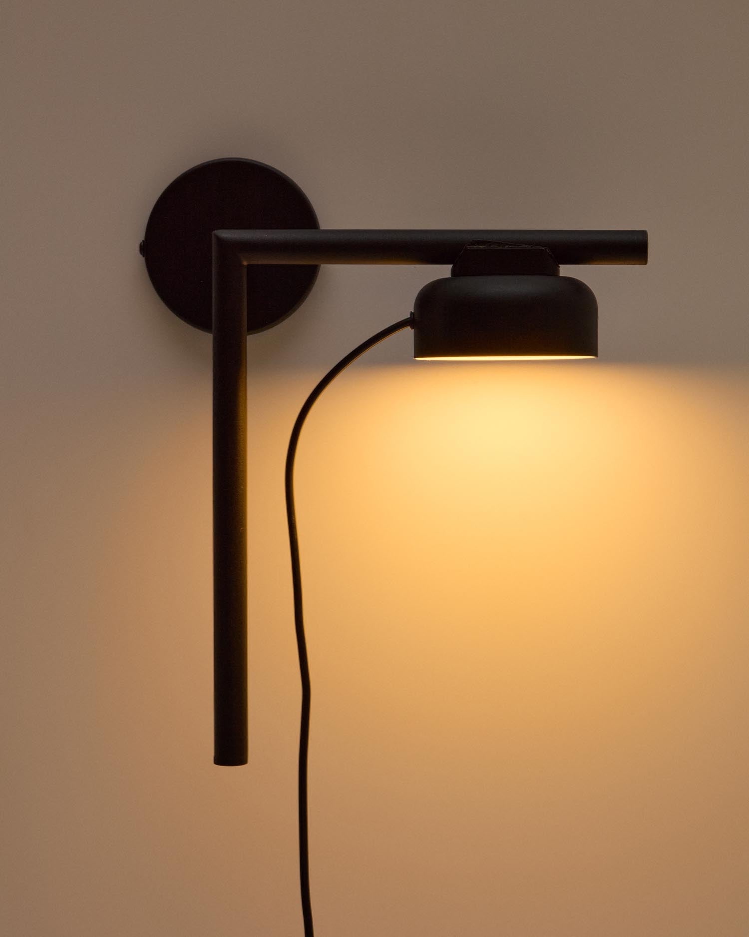 Wandleuchte Orey aus schwarzem Metall mit Multipositions-Lichtpunkt  in Schwarz präsentiert im Onlineshop von KAQTU Design AG. Wandleuchte ist von Kave Home