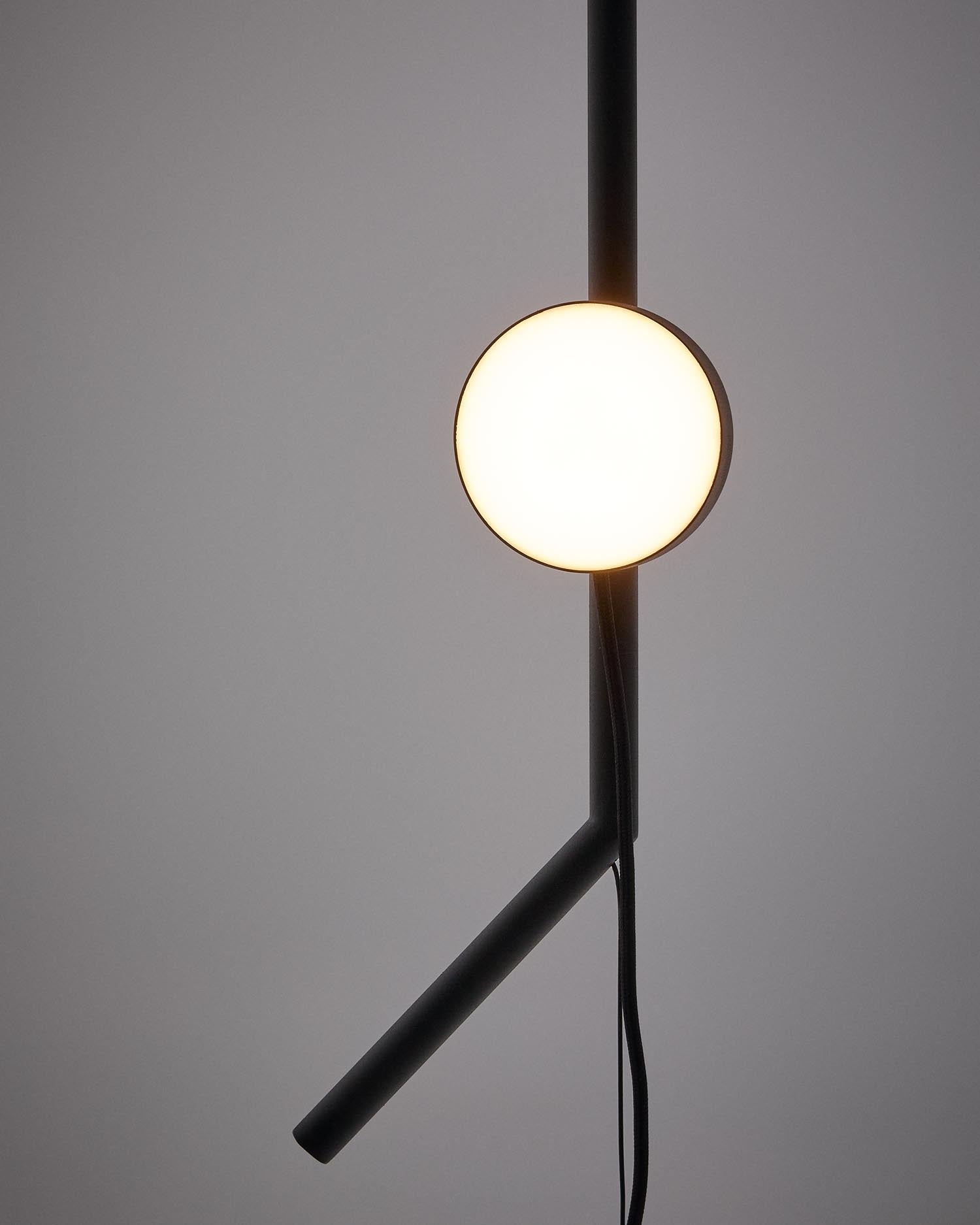 Lampenkonstruktion Orey aus schwarzem Metall mit Multipositionsleuchte  in Schwarz präsentiert im Onlineshop von KAQTU Design AG. Stehleuchte ist von Kave Home