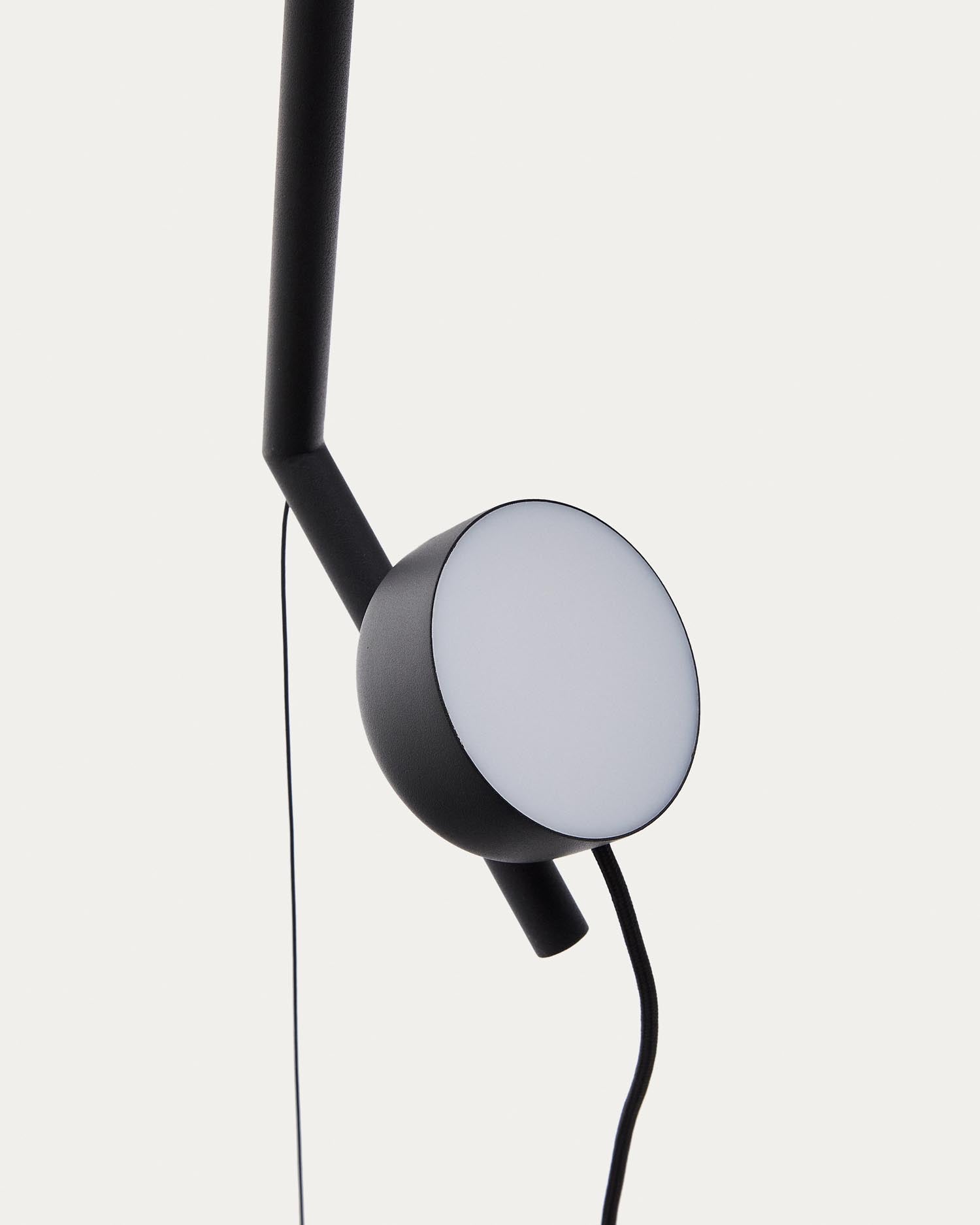 Lampenkonstruktion Orey aus schwarzem Metall mit Multipositionsleuchte  in Schwarz präsentiert im Onlineshop von KAQTU Design AG. Stehleuchte ist von Kave Home
