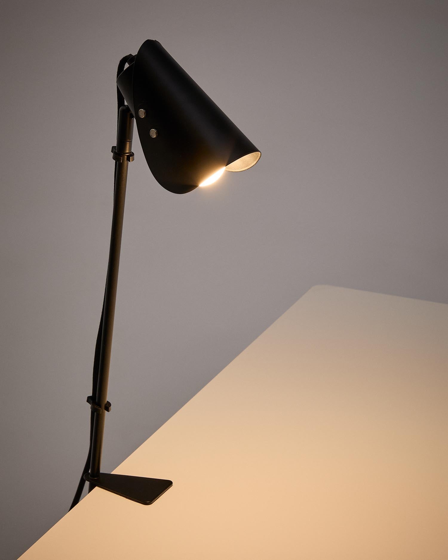 Schreibtischlampe mit Klemme Jula aus schwarzem Metall in Schwarz präsentiert im Onlineshop von KAQTU Design AG. Tischleuchte ist von Kave Home