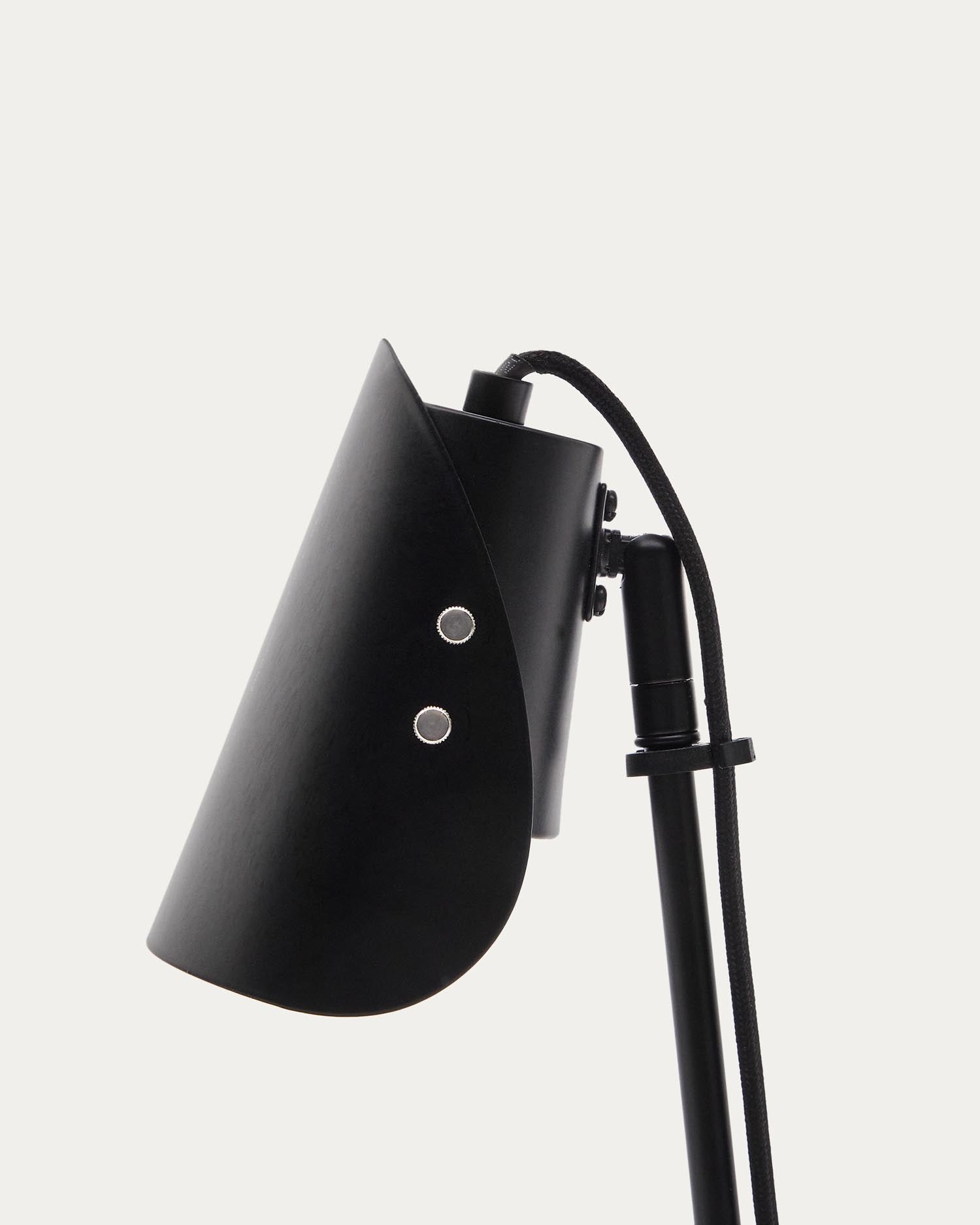 Die Jula Schreibtischlampe von Kave Home kombiniert modernes Design mit flexibler Klemmbefestigung. Ideal für präzise Beleuchtung und stilvolle Akzente.