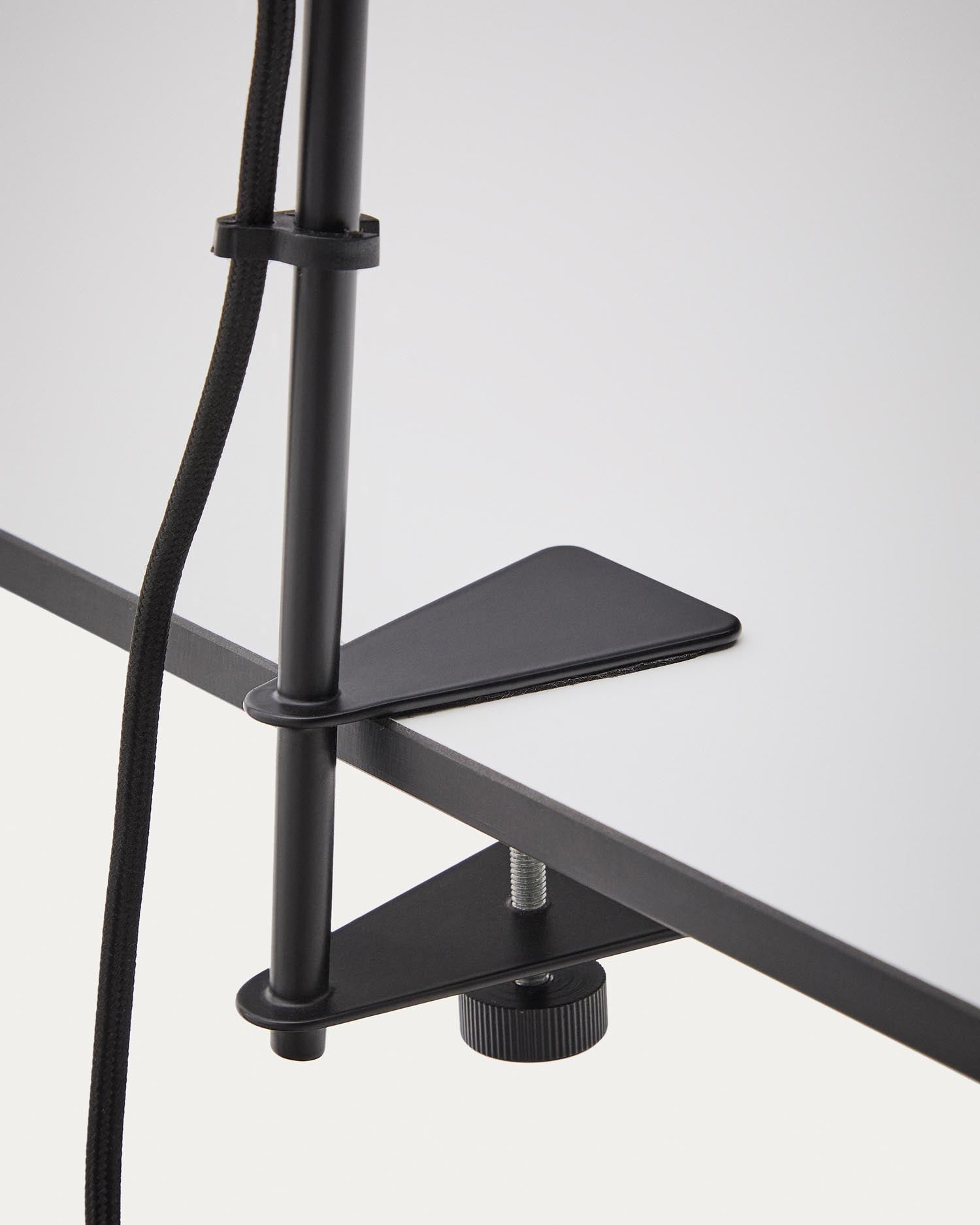 Schreibtischlampe mit Klemme Jula aus schwarzem Metall in Schwarz präsentiert im Onlineshop von KAQTU Design AG. Tischleuchte ist von Kave Home
