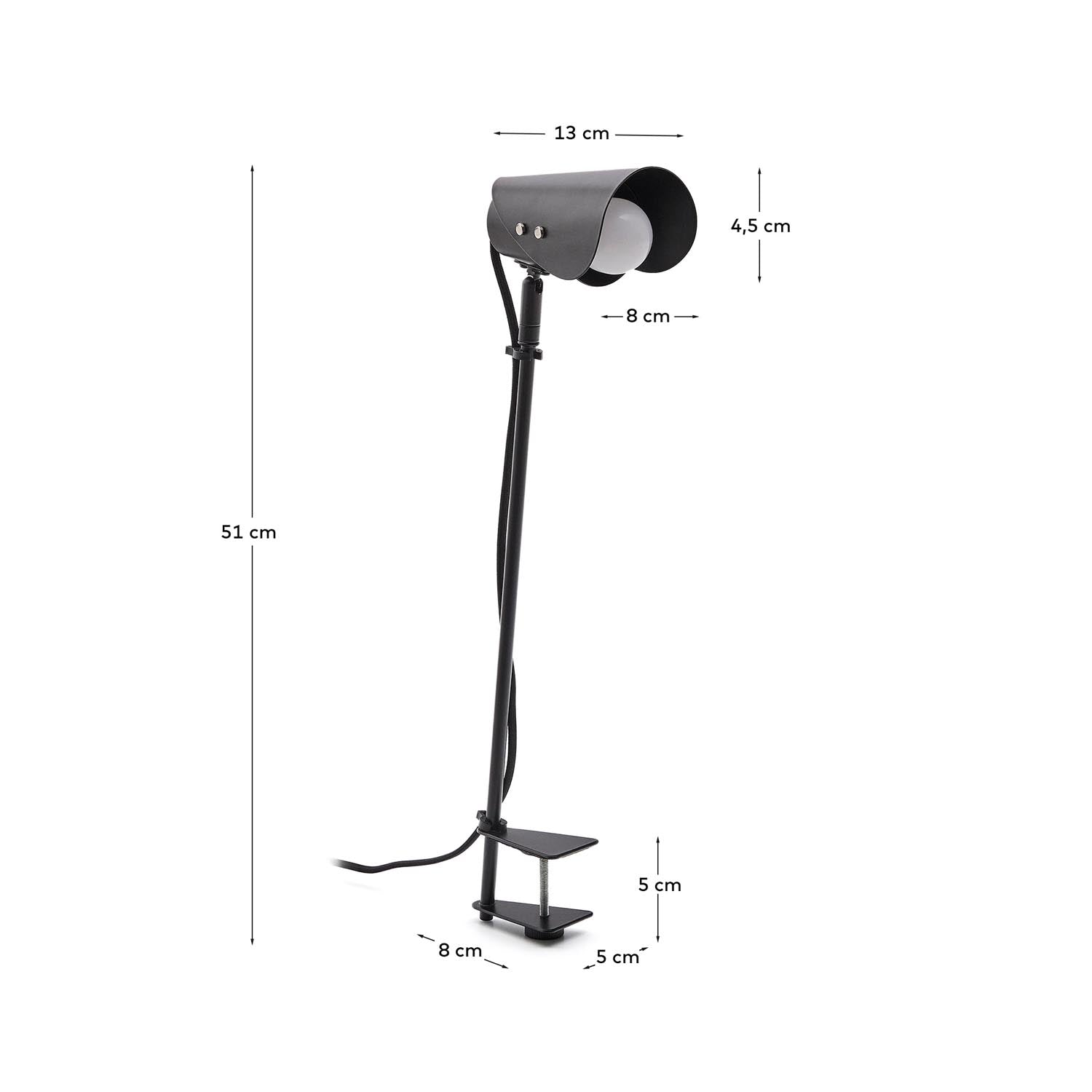 Die Jula Schreibtischlampe von Kave Home kombiniert modernes Design mit flexibler Klemmbefestigung. Ideal für stilvolle Beleuchtung in jedem Arbeitsbereich.