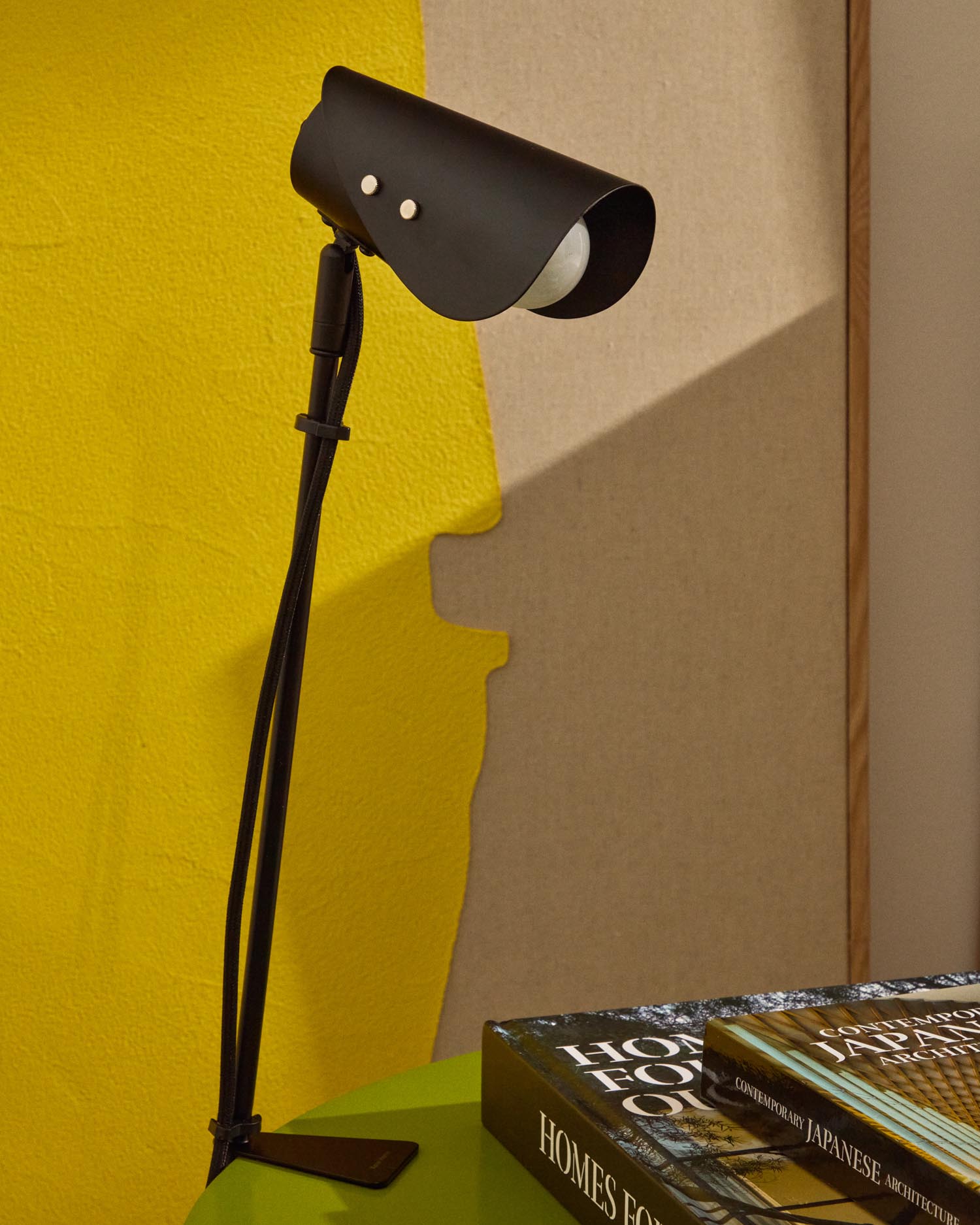 Entdecken Sie die elegante Schreibtischlampe Jula von Kave Home. Mit Klemme, modernem Design und vielseitiger Beleuchtung ist sie ideal für jeden Raum.