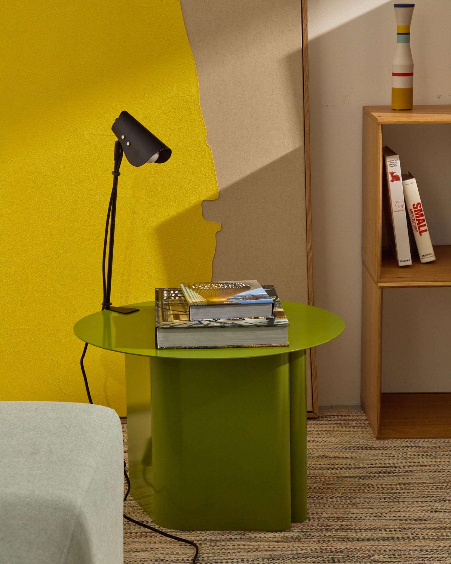 Erleben Sie die stilvolle Schreibtischlampe Jula von Kave Home. Mit ihrer praktischen Klemme und dem eleganten, schwarzen Metall-Design ist sie die perfekte Lichtquelle für jeden Arbeitsplatz.