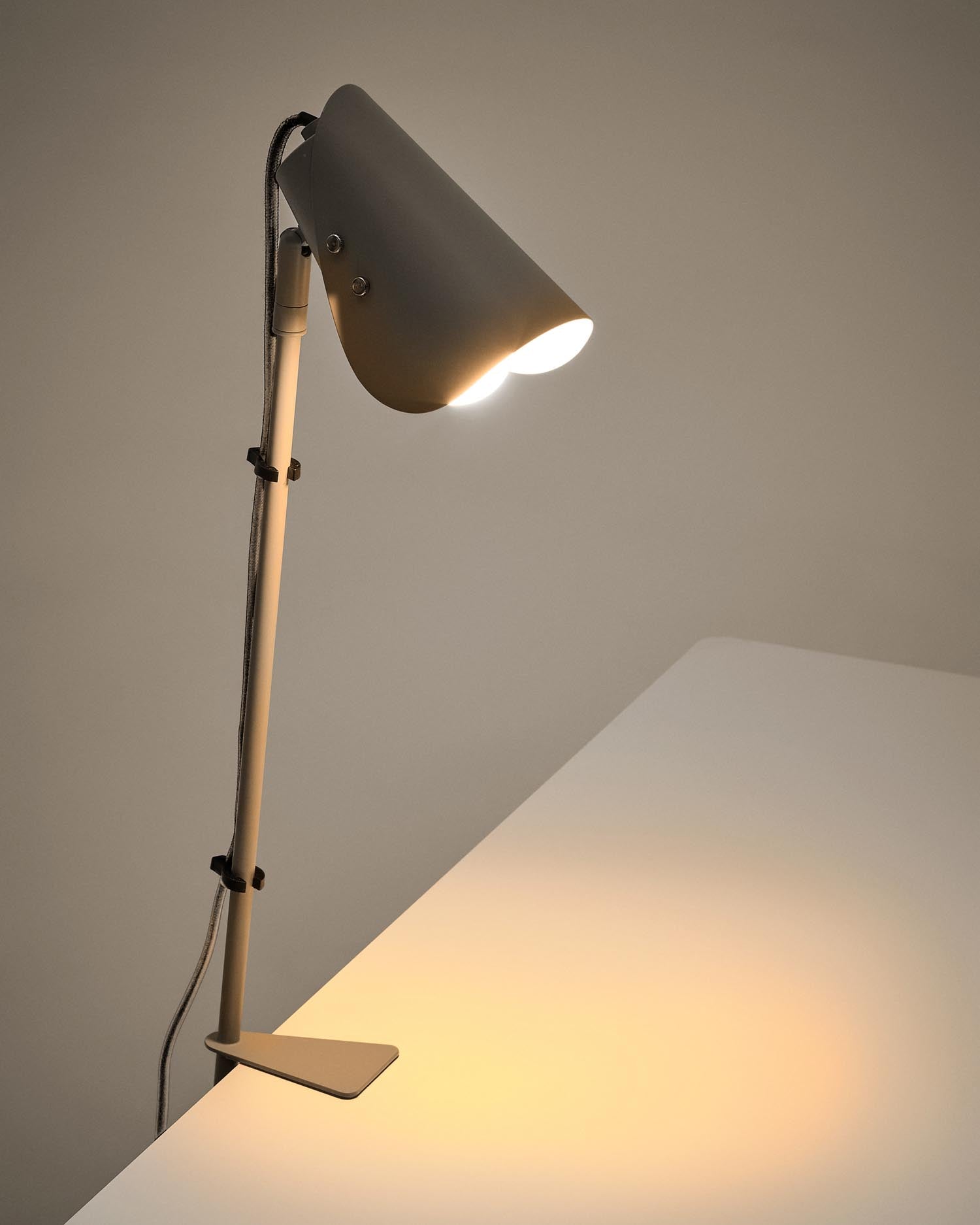 Schreibtischlampe mit Klemme Jula aus grauem Metall in Grau präsentiert im Onlineshop von KAQTU Design AG. Tischleuchte ist von Kave Home
