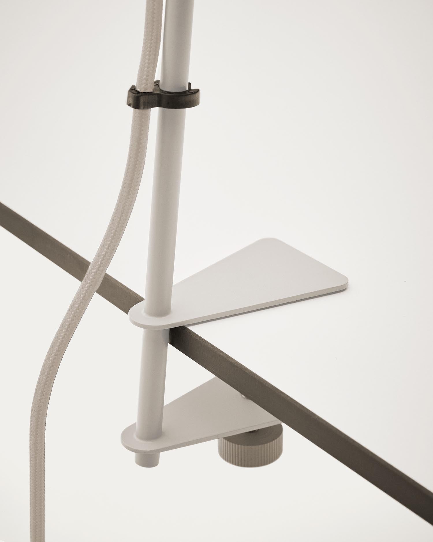 Schreibtischlampe mit Klemme Jula aus grauem Metall in Grau präsentiert im Onlineshop von KAQTU Design AG. Tischleuchte ist von Kave Home
