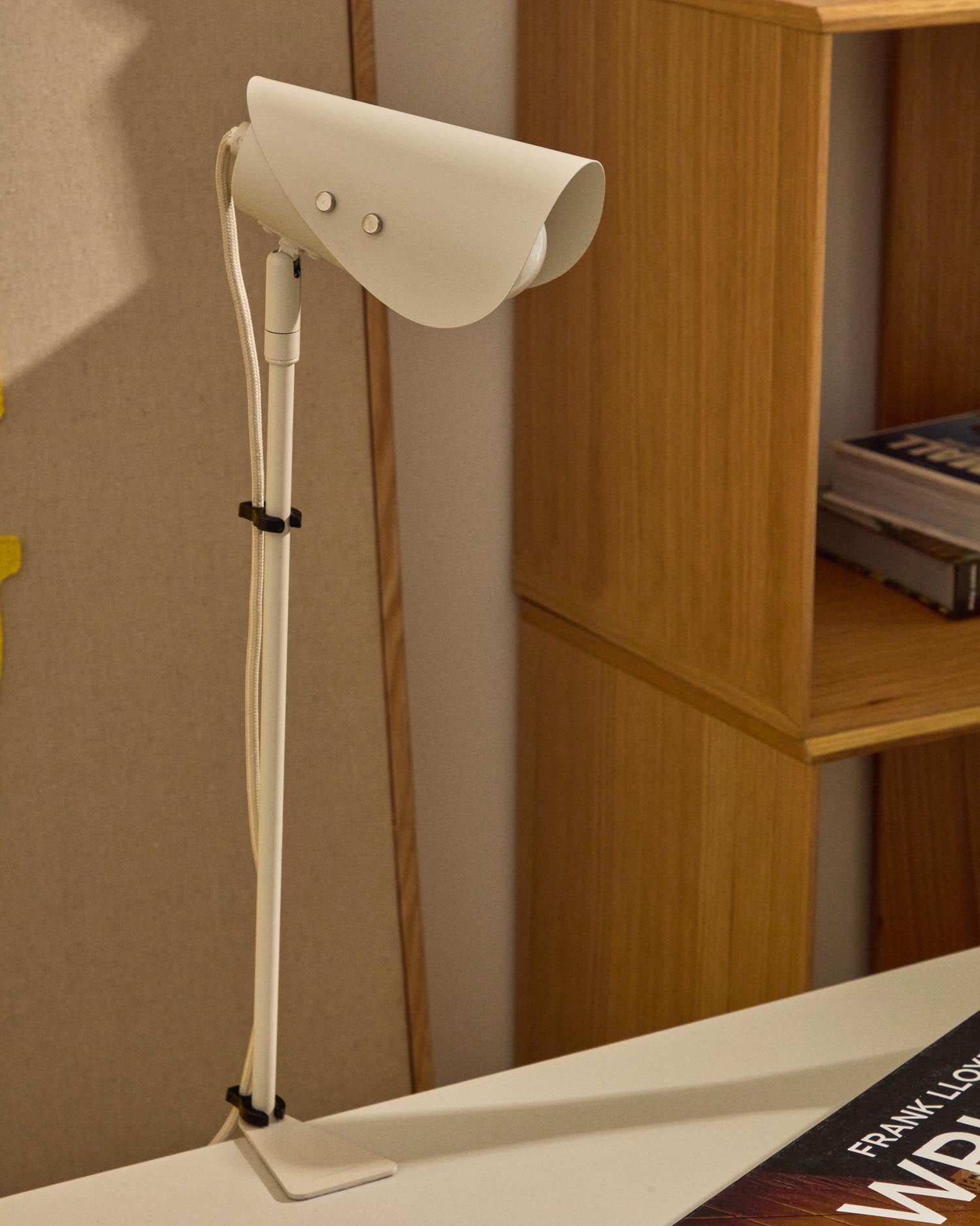 Schreibtischlampe mit Klemme Jula aus grauem Metall in Grau präsentiert im Onlineshop von KAQTU Design AG. Tischleuchte ist von Kave Home