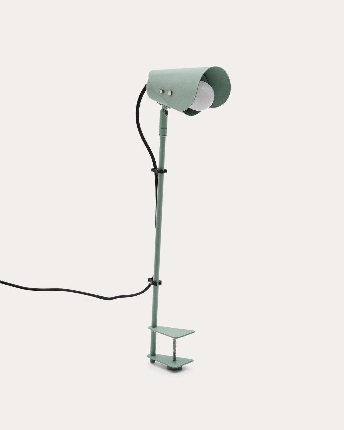 Schreibtischlampe mit Klemme Jula aus grünem Metall in Grün präsentiert im Onlineshop von KAQTU Design AG. Tischleuchte ist von Kave Home