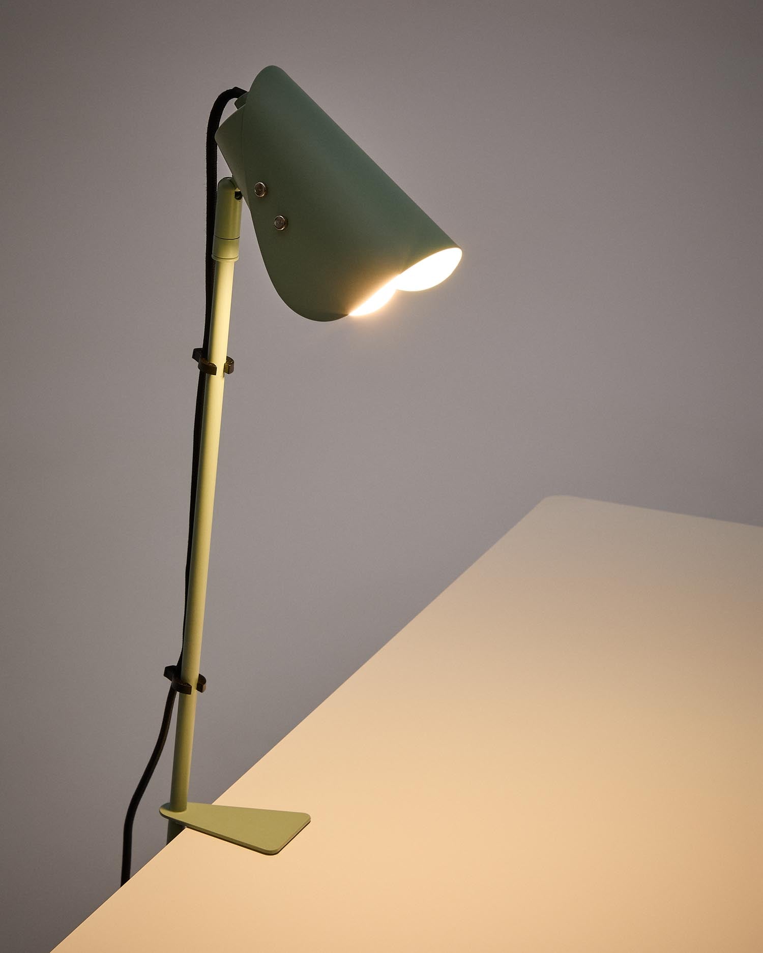 Die Kave Home Jula Schreibtischlampe aus grünem Metall kombiniert modernes Design mit praktischer Flexibilität. Ideal für stilvolle Beleuchtung.