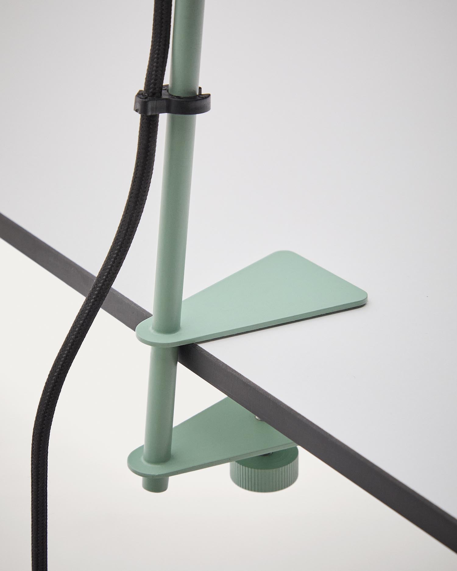 Schreibtischlampe mit Klemme Jula aus grünem Metall in Grün präsentiert im Onlineshop von KAQTU Design AG. Tischleuchte ist von Kave Home