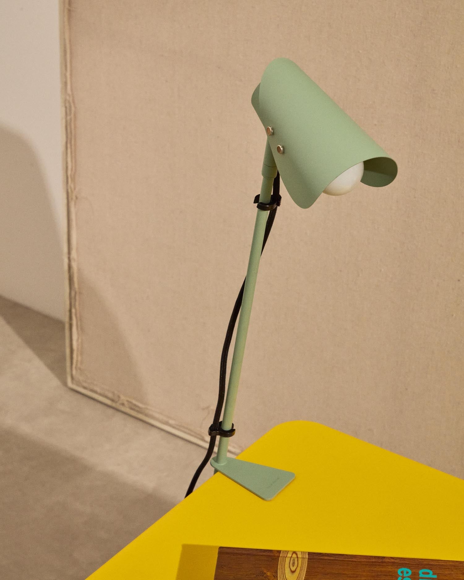 Schreibtischlampe mit Klemme Jula aus grünem Metall in Grün präsentiert im Onlineshop von KAQTU Design AG. Tischleuchte ist von Kave Home