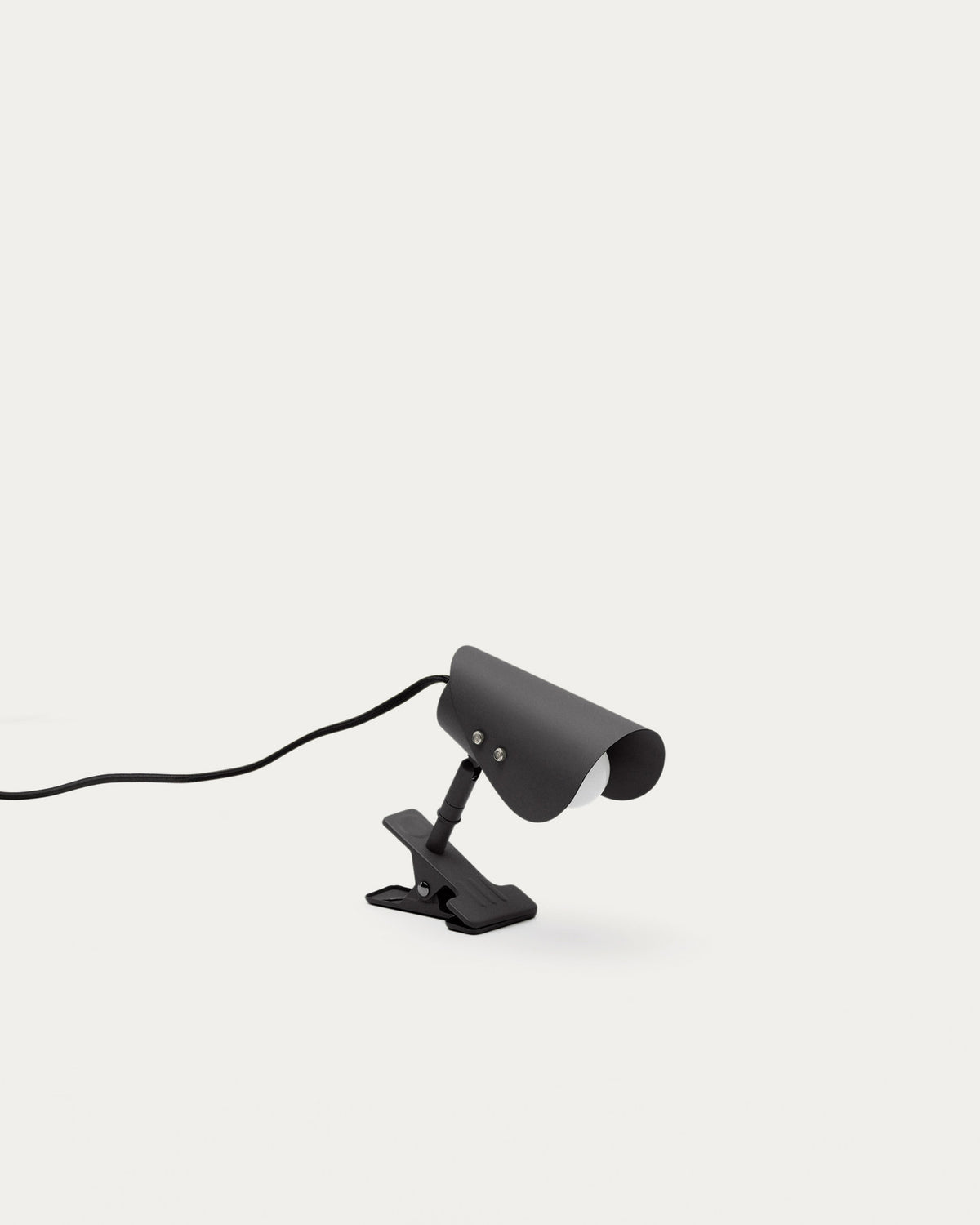 Kleine Klemmlampe Jula aus schwarzem Metall in Schwarz präsentiert im Onlineshop von KAQTU Design AG. Wandleuchte ist von Kave Home