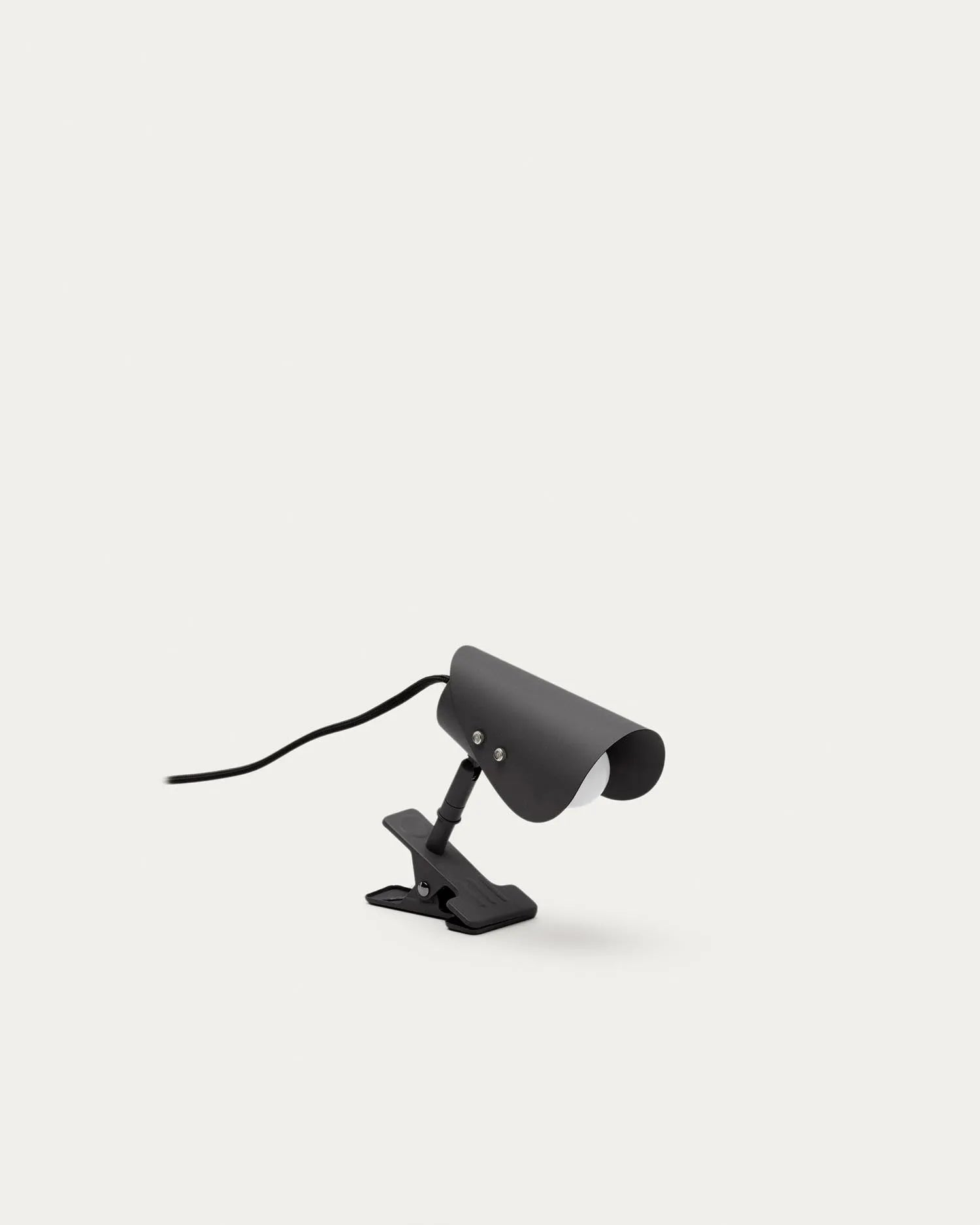 Kleine Klemmlampe Jula aus schwarzem Metall in Schwarz präsentiert im Onlineshop von KAQTU Design AG. Wandleuchte ist von Kave Home