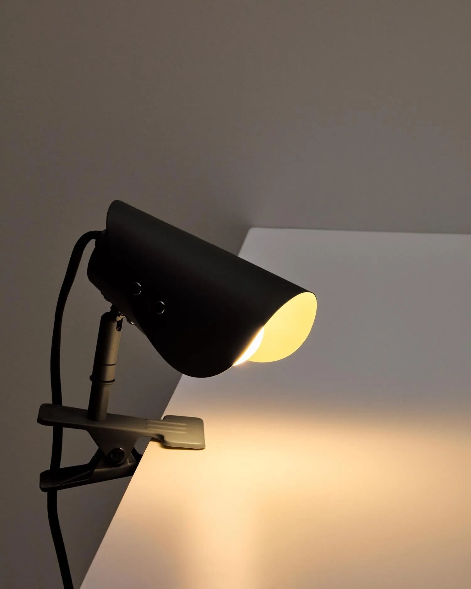 Kleine Klemmlampe Jula aus schwarzem Metall in Schwarz präsentiert im Onlineshop von KAQTU Design AG. Wandleuchte ist von Kave Home