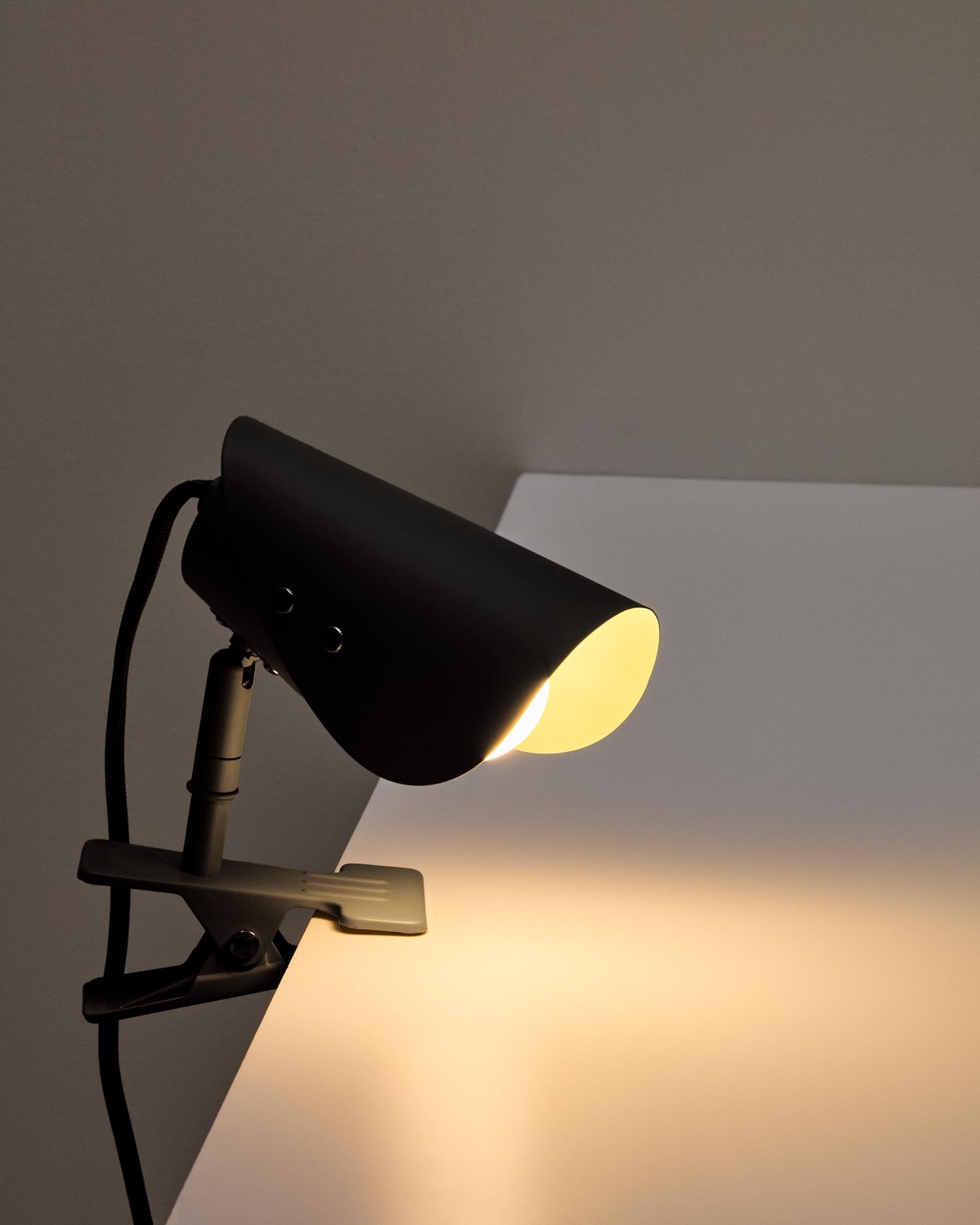 Die Kleine Klemmlampe Jula von Kave Home kombiniert elegantes Design mit praktischer Funktionalität. Ideal für jeden Raum, sorgt sie für stimmungsvolles Licht.
