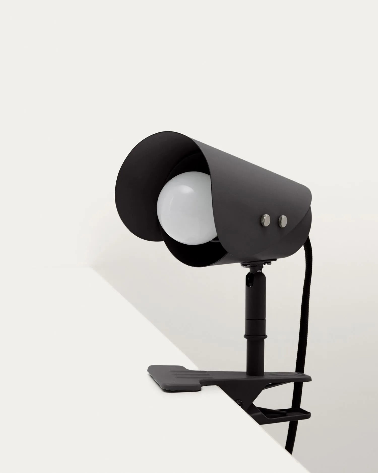 Kleine Klemmlampe Jula aus schwarzem Metall in Schwarz präsentiert im Onlineshop von KAQTU Design AG. Wandleuchte ist von Kave Home