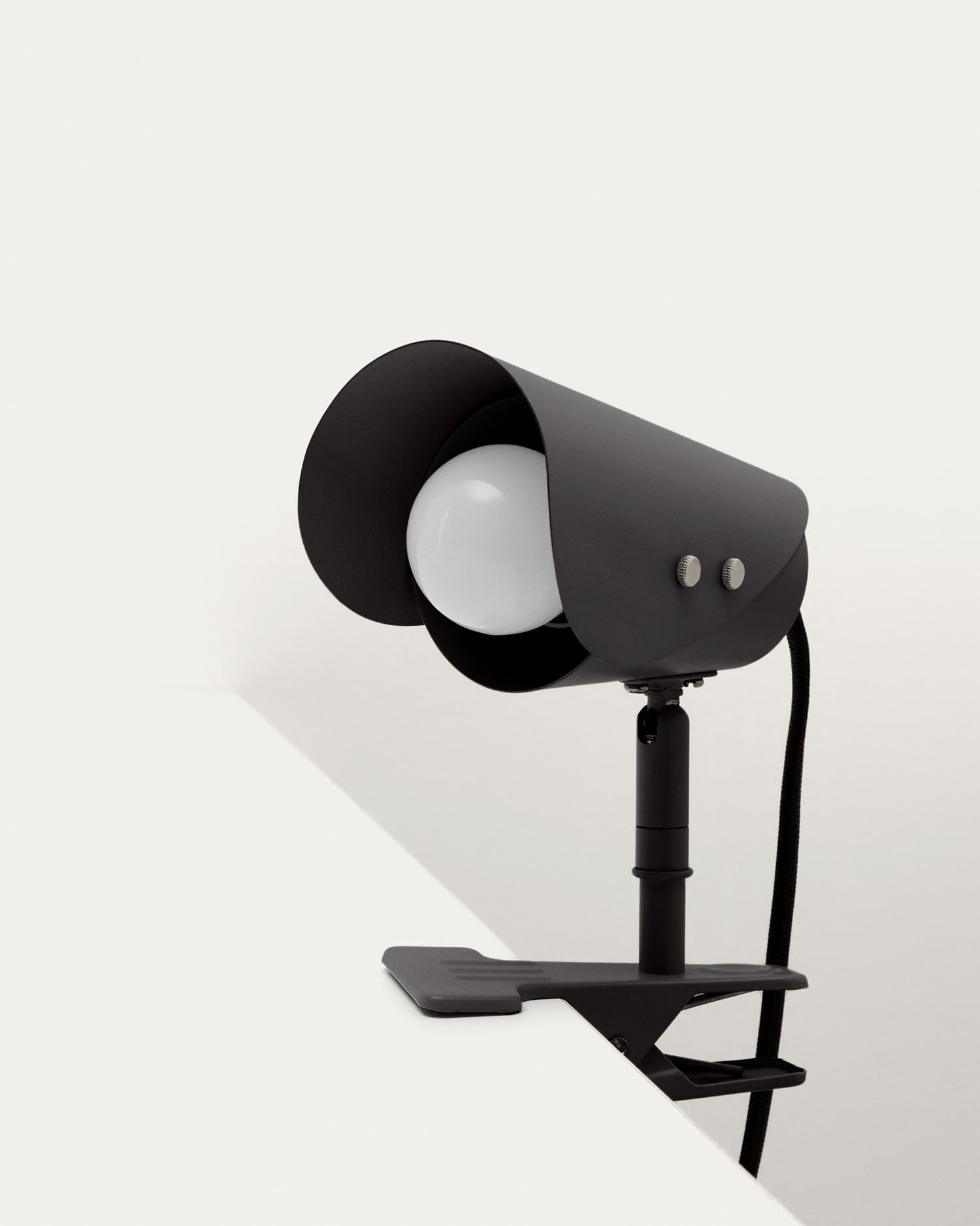Kleine Klemmlampe Jula aus schwarzem Metall in Schwarz präsentiert im Onlineshop von KAQTU Design AG. Wandleuchte ist von Kave Home