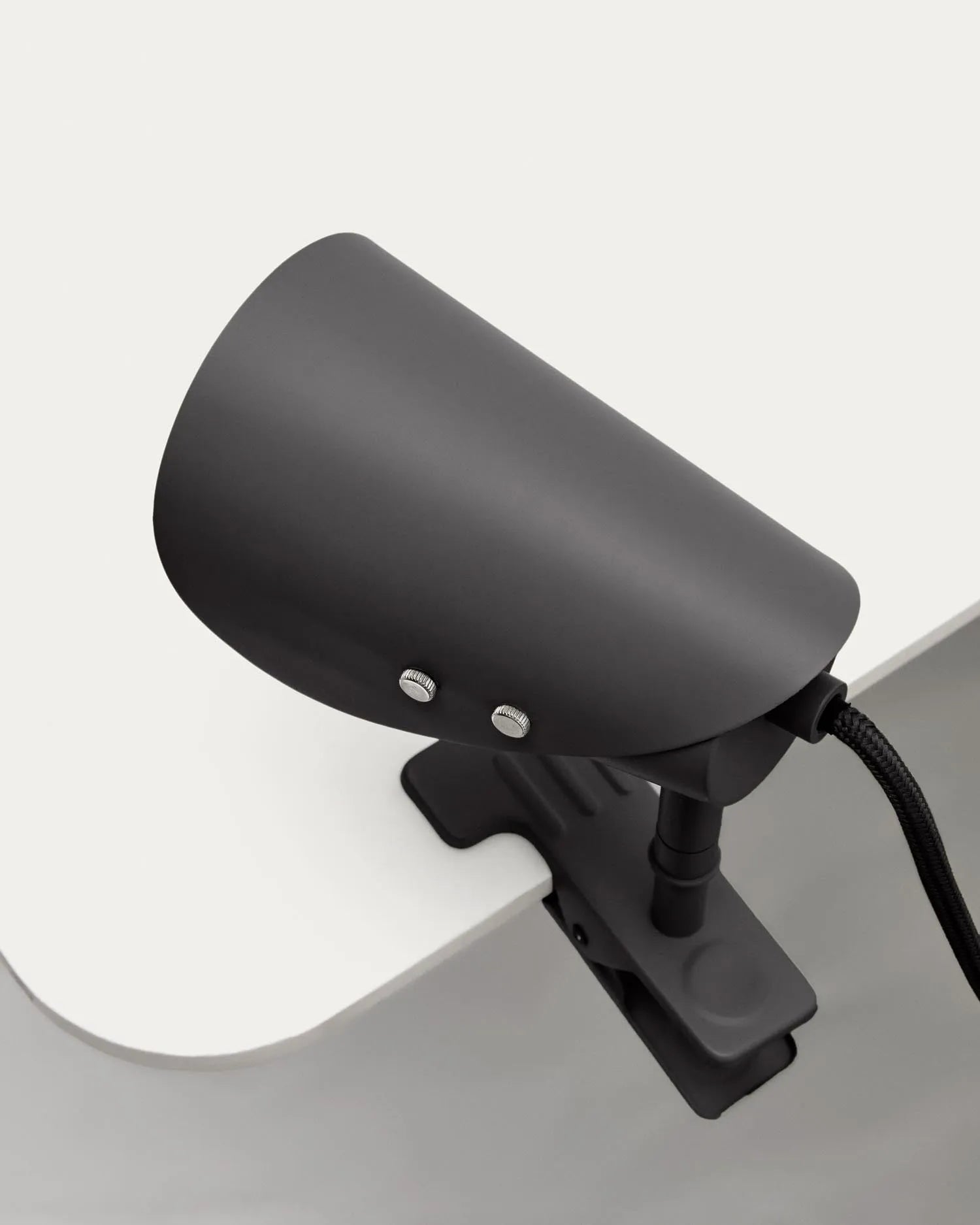 Kleine Klemmlampe Jula aus schwarzem Metall in Schwarz präsentiert im Onlineshop von KAQTU Design AG. Wandleuchte ist von Kave Home