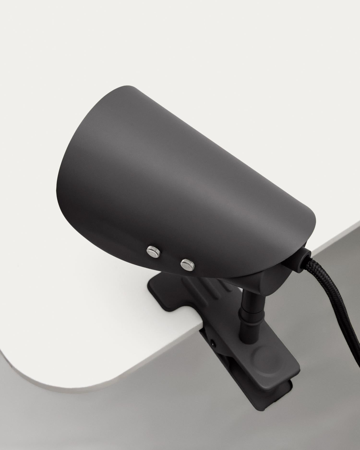 Kleine Klemmlampe Jula aus schwarzem Metall in Schwarz präsentiert im Onlineshop von KAQTU Design AG. Wandleuchte ist von Kave Home