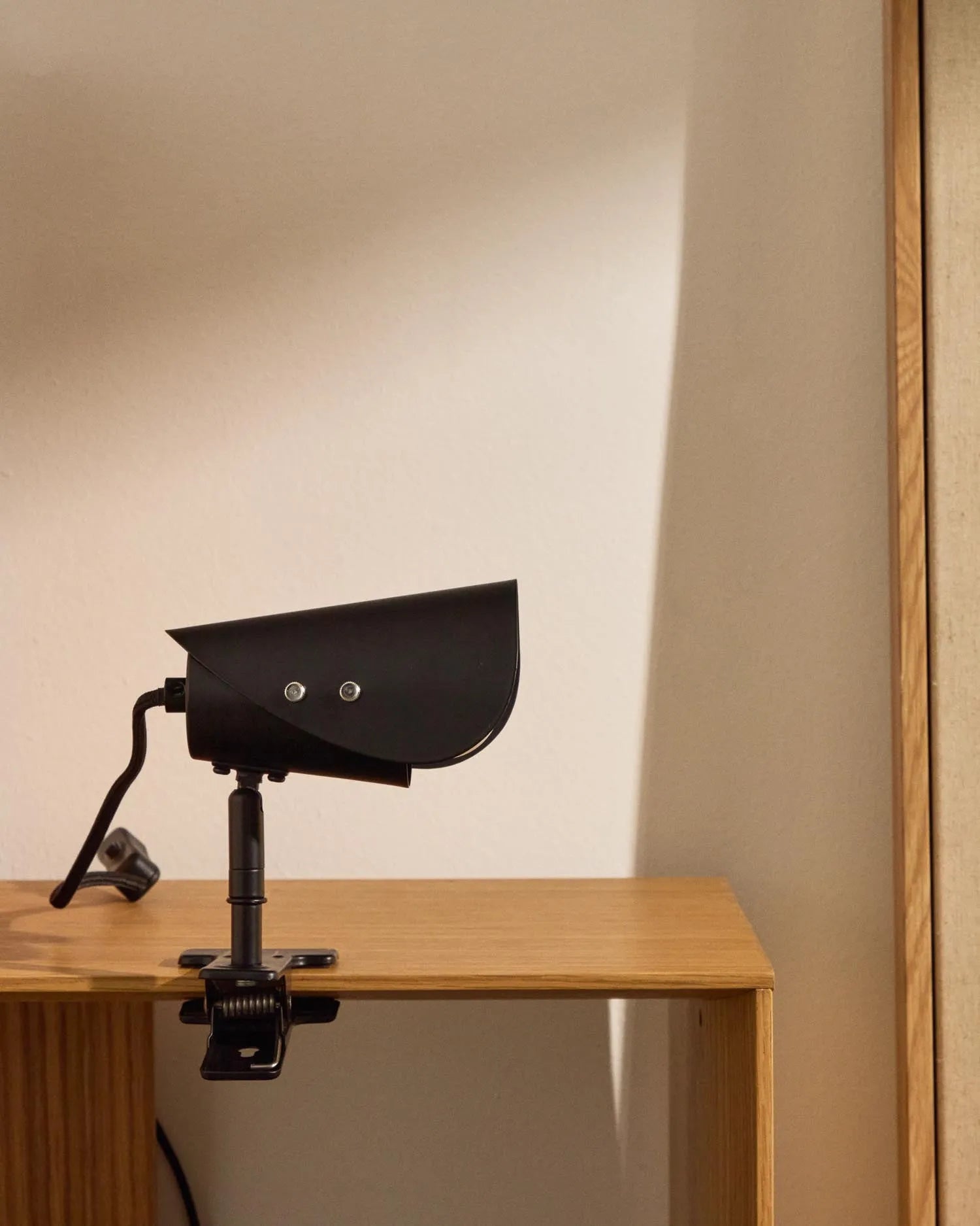 Kleine Klemmlampe Jula aus schwarzem Metall in Schwarz präsentiert im Onlineshop von KAQTU Design AG. Wandleuchte ist von Kave Home