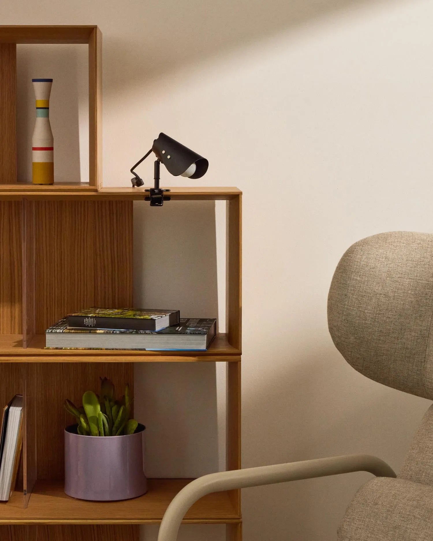 Kleine Klemmlampe Jula aus schwarzem Metall in Schwarz präsentiert im Onlineshop von KAQTU Design AG. Wandleuchte ist von Kave Home