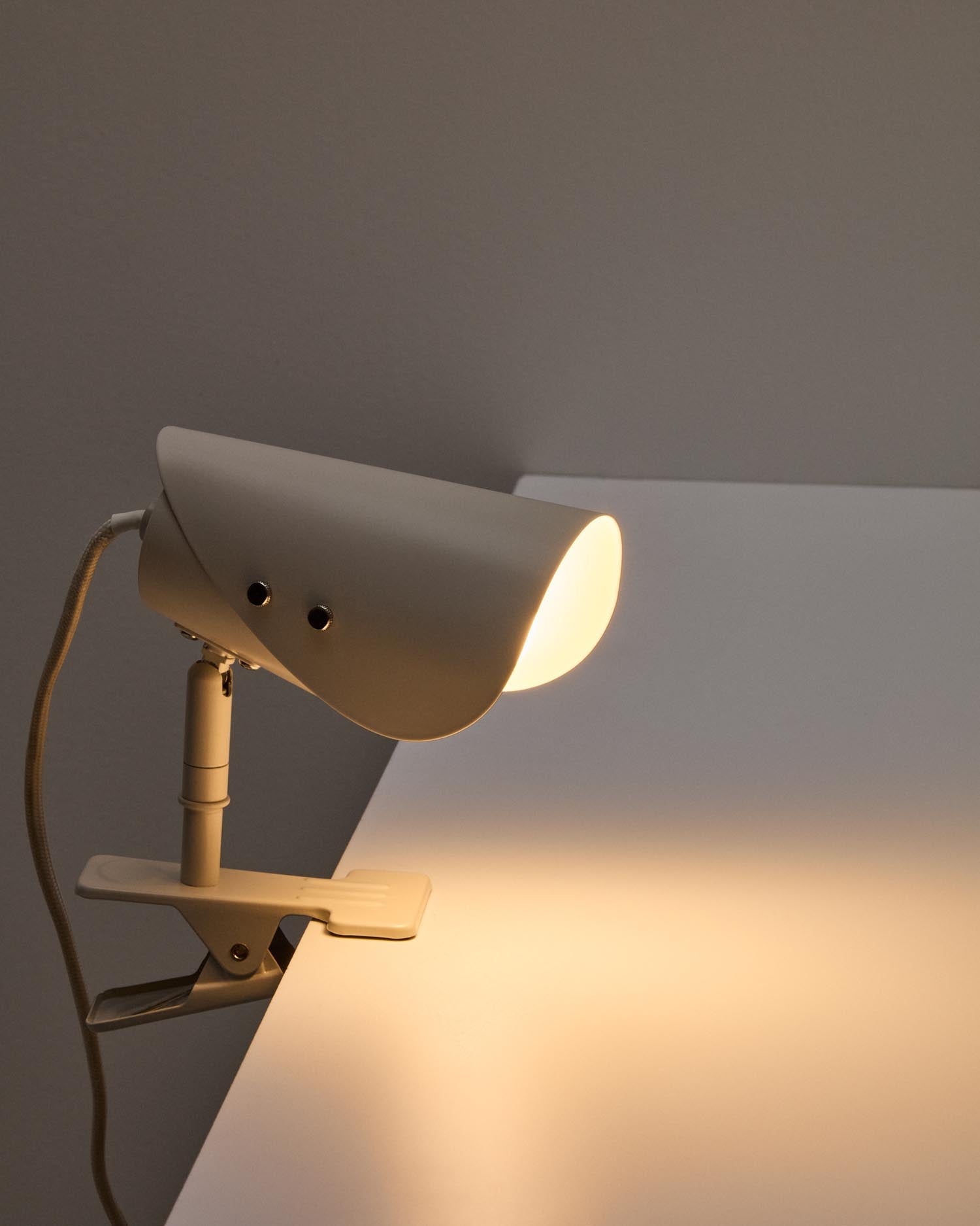 Kleine Klemmlampe Jula aus grauem Metall in Grau präsentiert im Onlineshop von KAQTU Design AG. Tischleuchte ist von Kave Home
