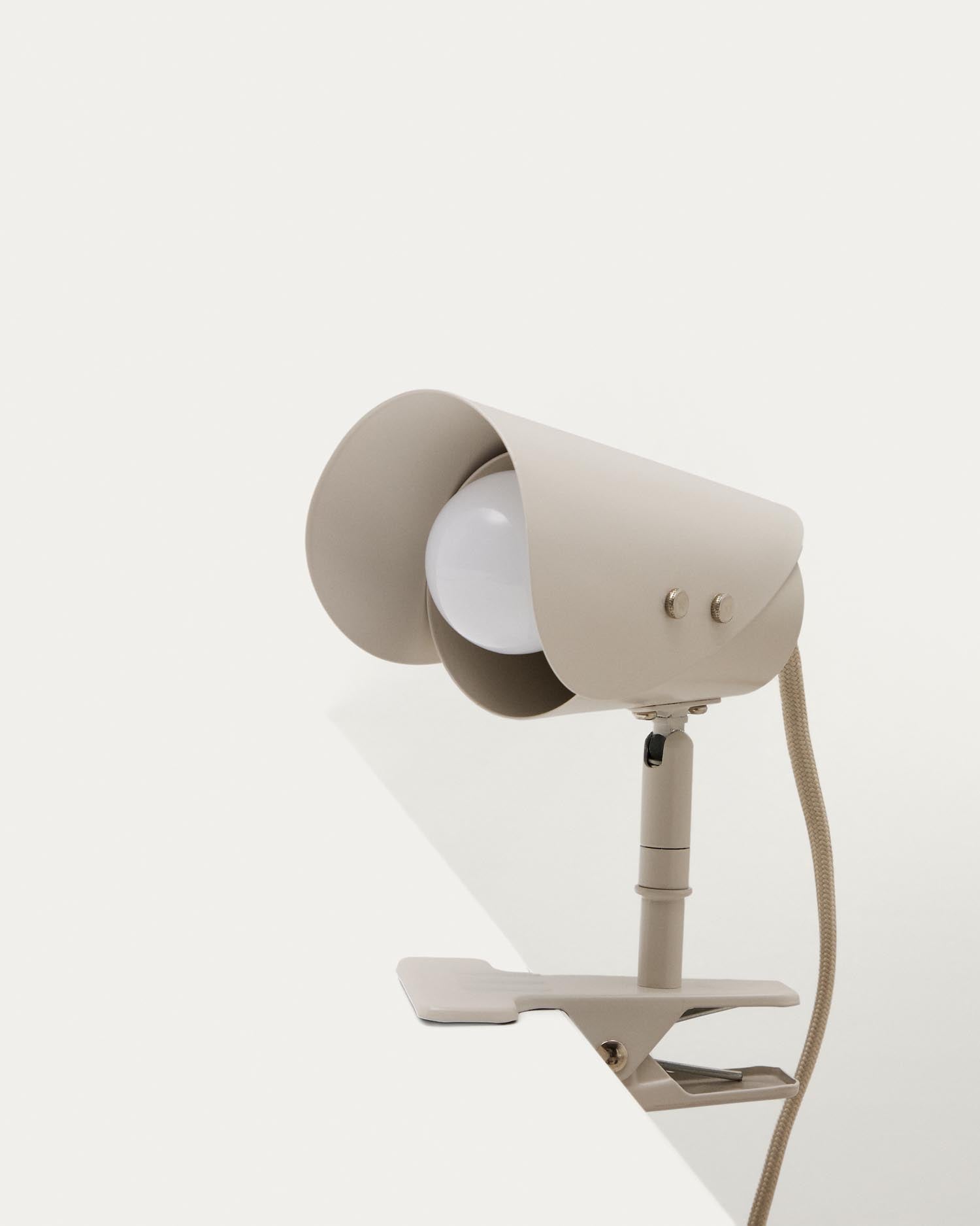 Kleine Klemmlampe Jula aus grauem Metall in Grau präsentiert im Onlineshop von KAQTU Design AG. Tischleuchte ist von Kave Home