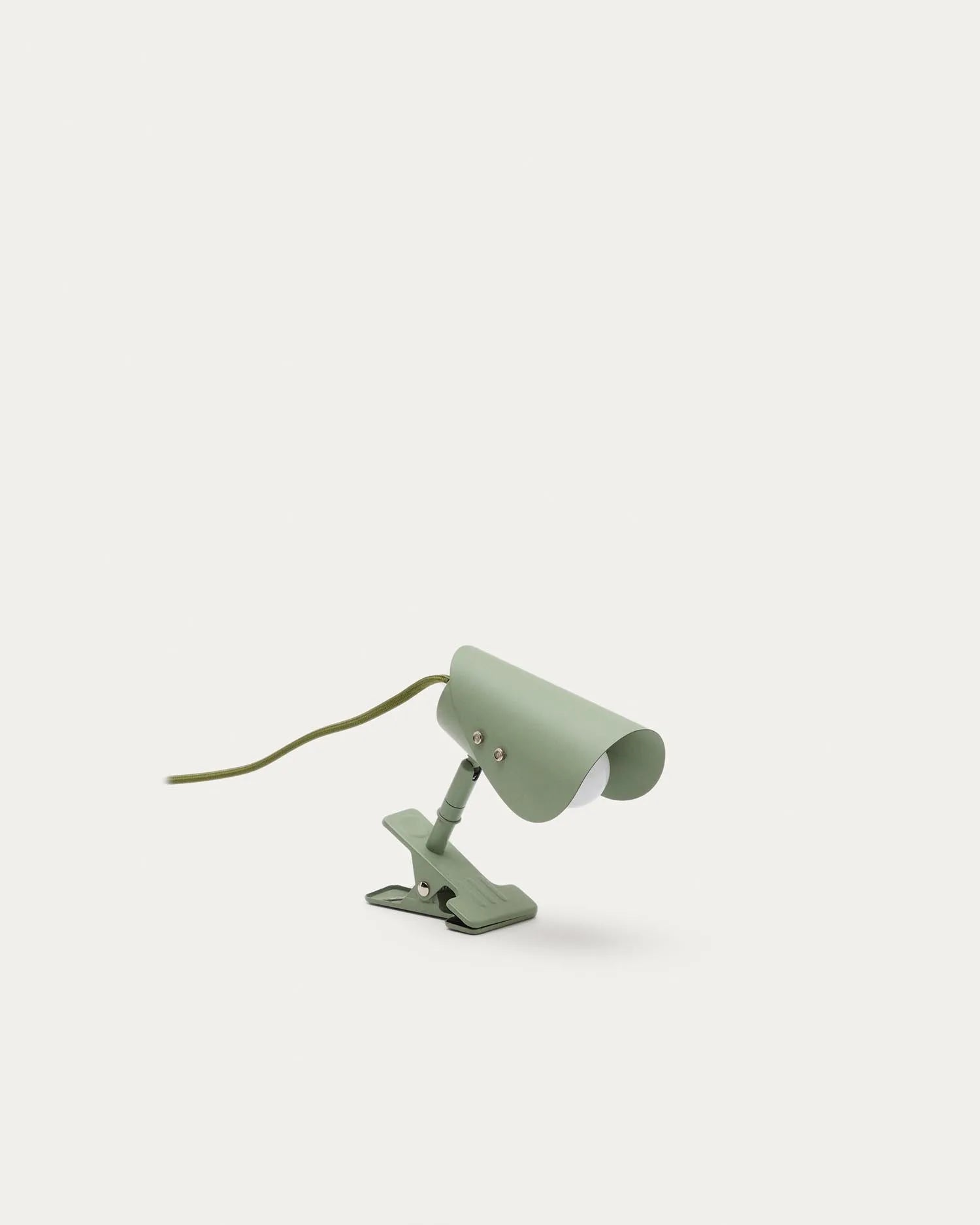 Kleine Lampe mit Klemme Jula aus grünem Metall in Grün präsentiert im Onlineshop von KAQTU Design AG. Wandleuchte ist von Kave Home