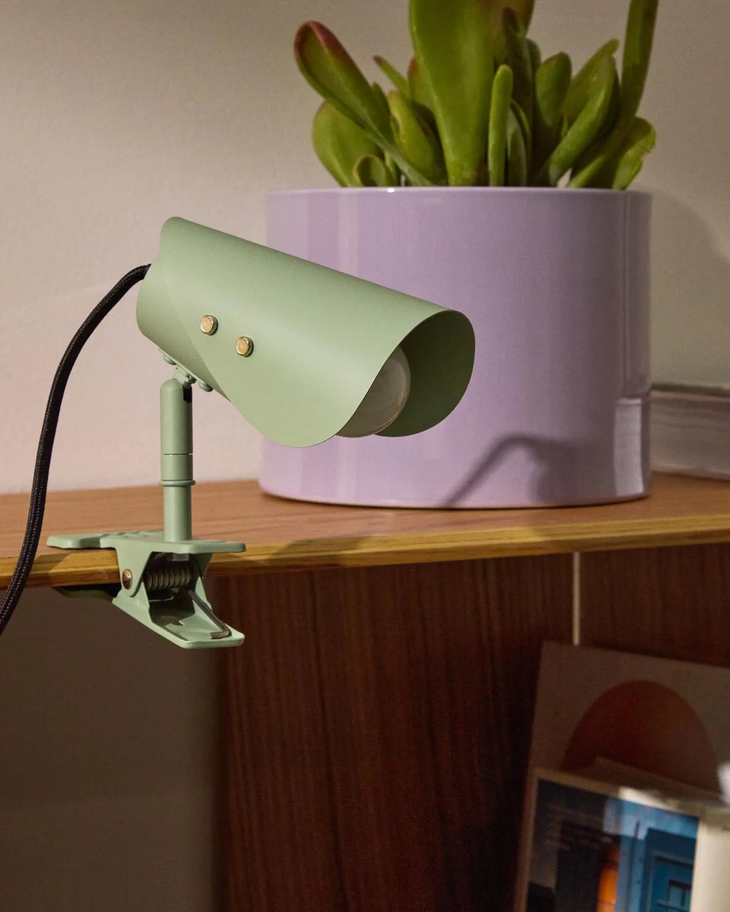 Kleine Lampe mit Klemme Jula aus grünem Metall in Grün präsentiert im Onlineshop von KAQTU Design AG. Wandleuchte ist von Kave Home
