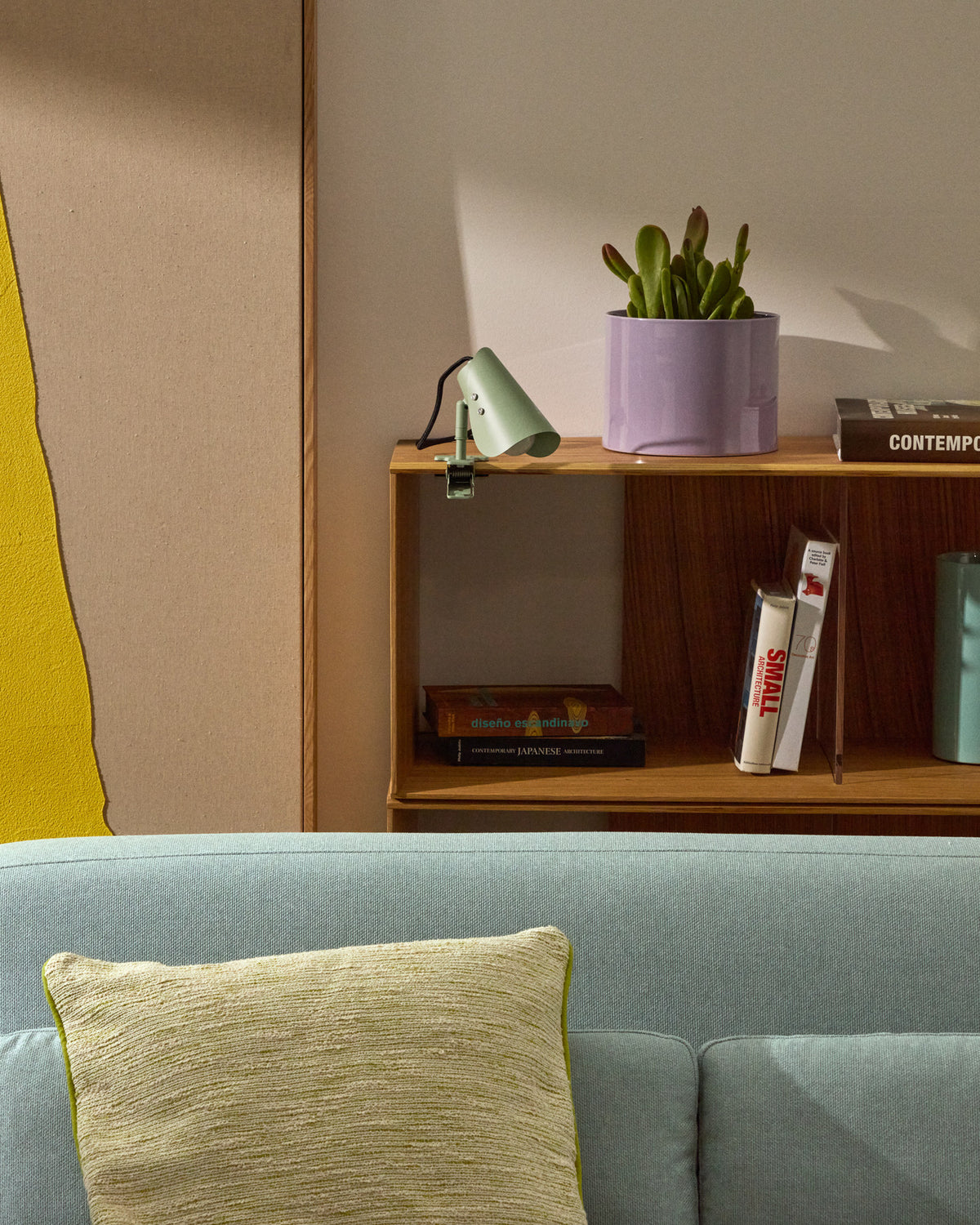 Kleine Lampe mit Klemme Jula aus grünem Metall in Grün präsentiert im Onlineshop von KAQTU Design AG. Wandleuchte ist von Kave Home