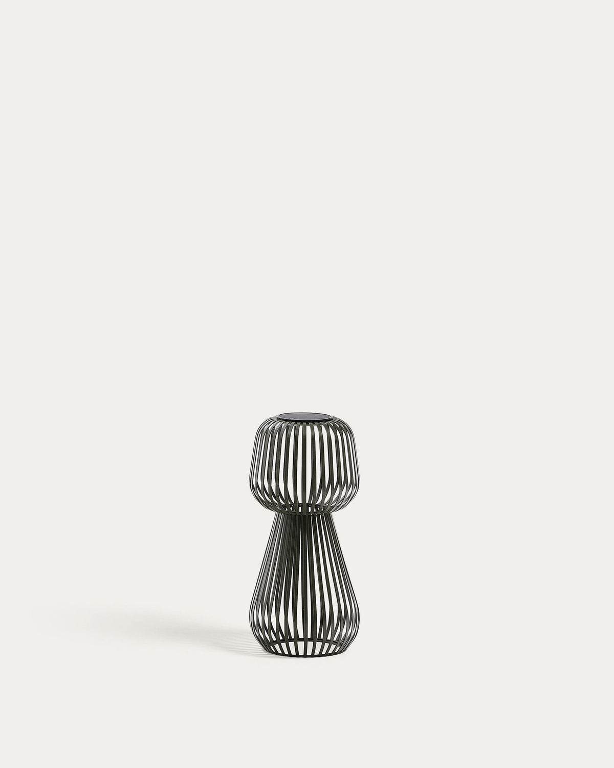 Solar-Tischlampe Reiba aus grünem Metall in Grün präsentiert im Onlineshop von KAQTU Design AG. Outdoor Tischleuchte ist von Kave Home