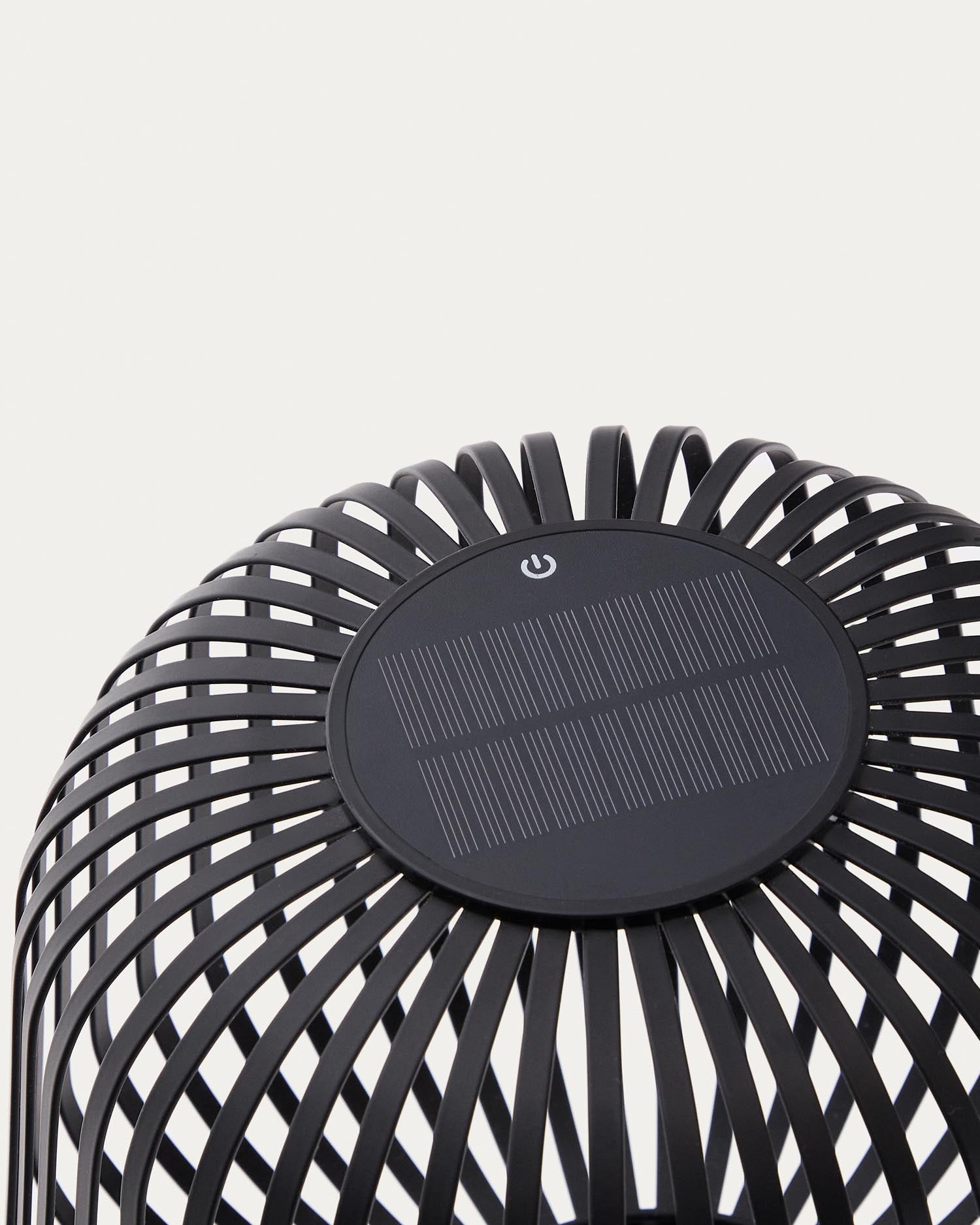 Erleben Sie die elegante Solar-Stehlampe Reiba von Kave Home – modernes Design, langlebiges Metall und stimmungsvolle Beleuchtung für Ihren Außenbereich!