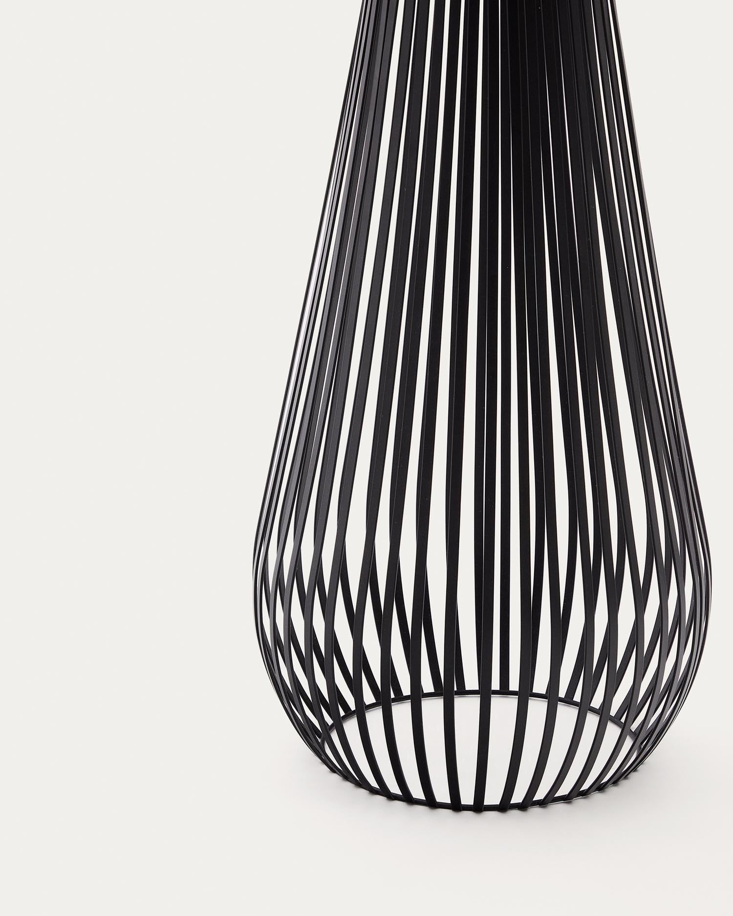 Entdecken Sie die stilvolle Solar-Stehlampe Reiba von Kave Home – robustes schwarzes Metall, nachhaltige Beleuchtung und faszinierende Lichtspiele für Ihren Garten!