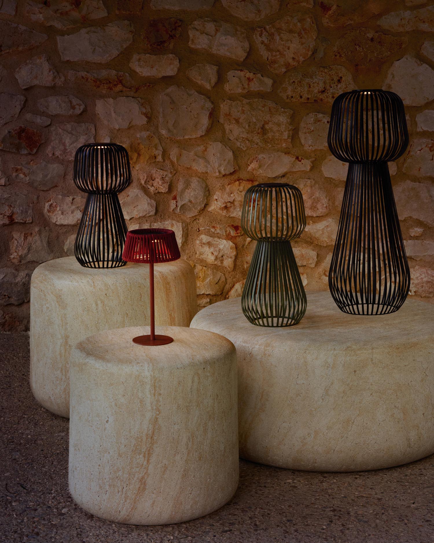 Erleben Sie die elegante Solar-Stehlampe Reiba von Kave Home – modernes Design, nachhaltige Beleuchtung und stimmungsvolle Lichtspiele für Ihren Garten!