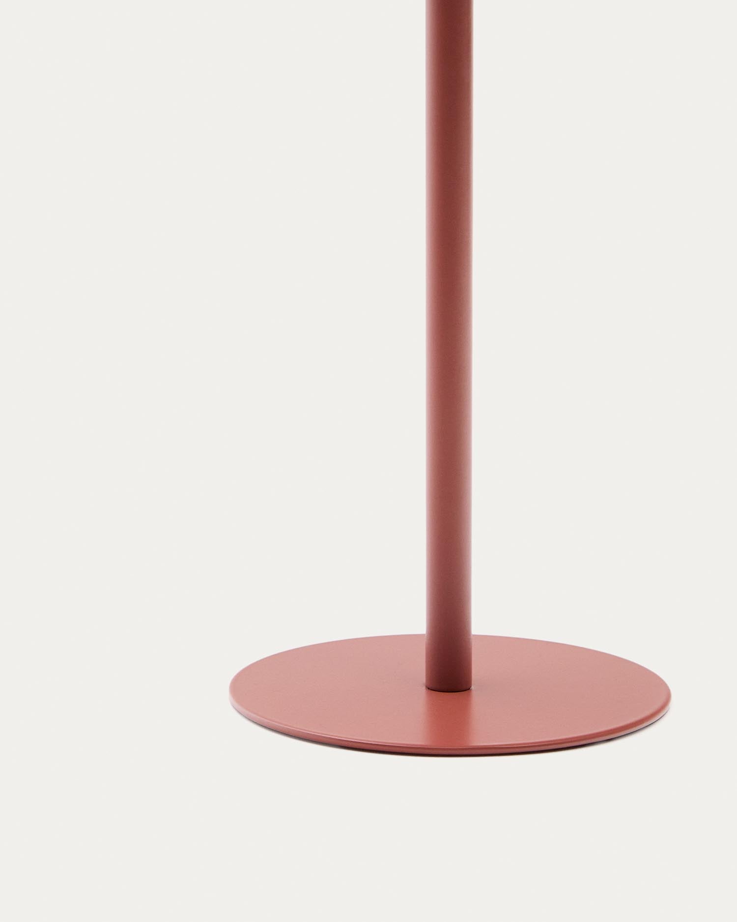 Erleben Sie die elegante Outdoor-Solar-Tischlampe Aldet von Kave Home. Mit ihrem terrakottafarbenen Design und anpassbarer Lichtstärke ist sie perfekt für stimmungsvolle Abende im Freien.