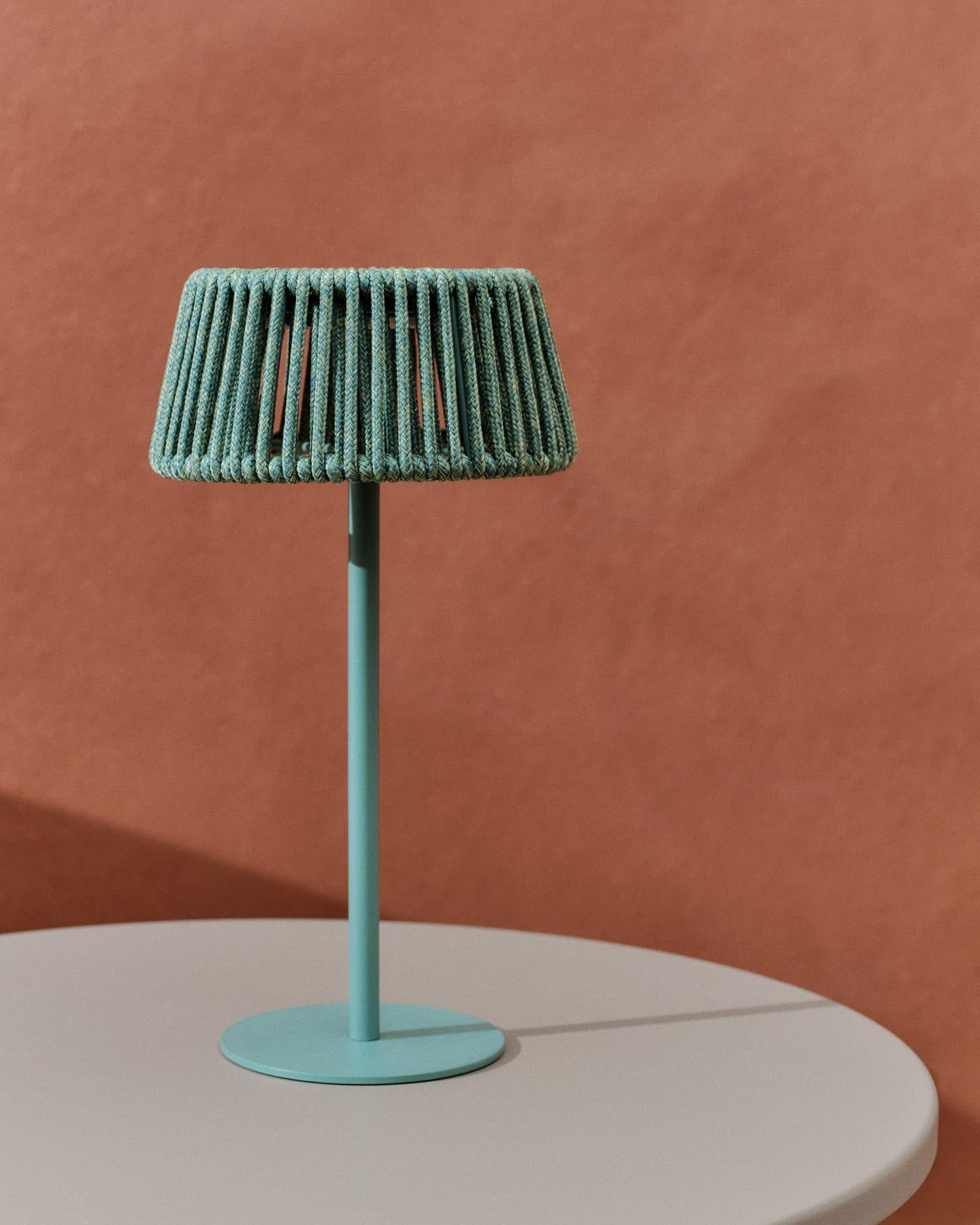 Entdecken Sie die stilvolle Outdoor-Solar-Tischlampe Aldet von Kave Home. Ihr türkisfarbenes Seil-Design sorgt für einladende Atmosphäre und umweltfreundliche Beleuchtung.