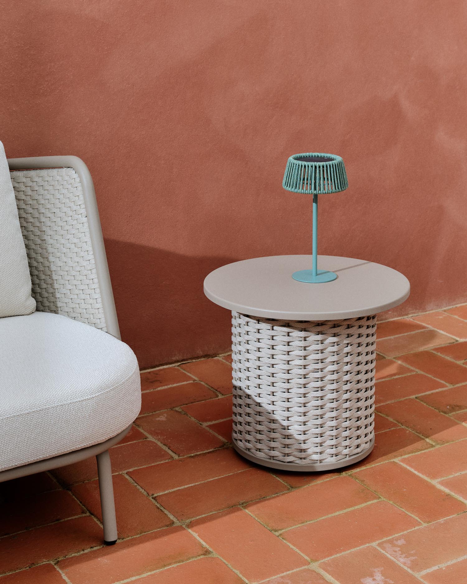 Entdecken Sie die stilvolle Outdoor-Solar-Tischlampe Aldet von Kave Home. Ihr robustes Design aus türkisfarbenem Seil sorgt für einladende Abende im Freien.