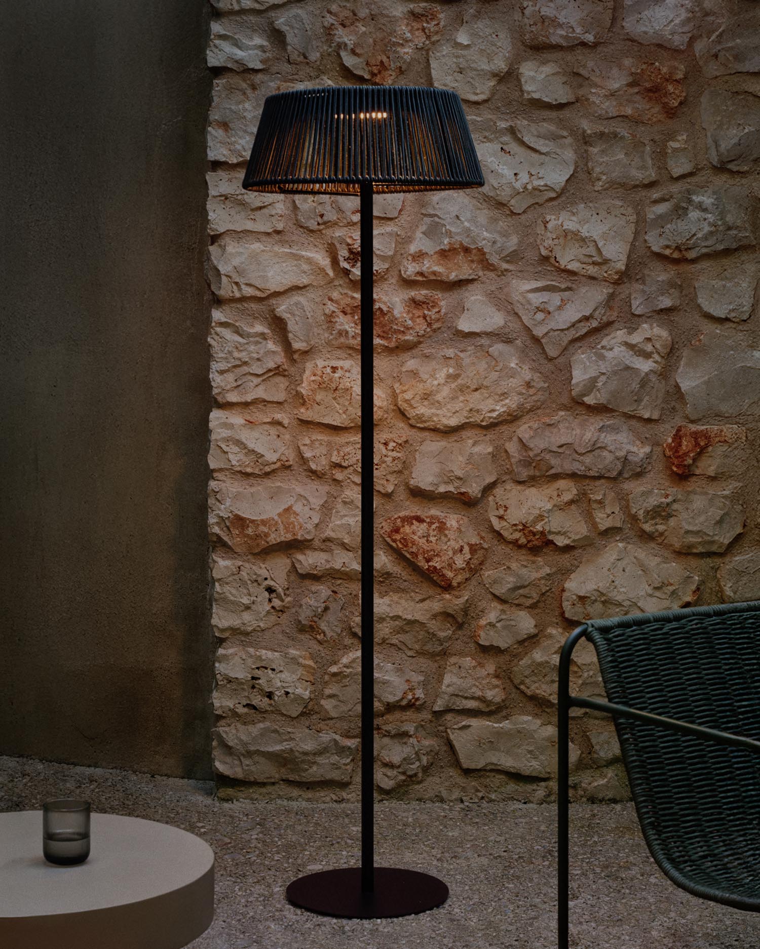 Entdecken Sie die stilvolle Outdoor-Solar-Stehlampe Aldet mit marmoriertem Seil und robustem Metallsockel. Perfekt für jeden Außenbereich!