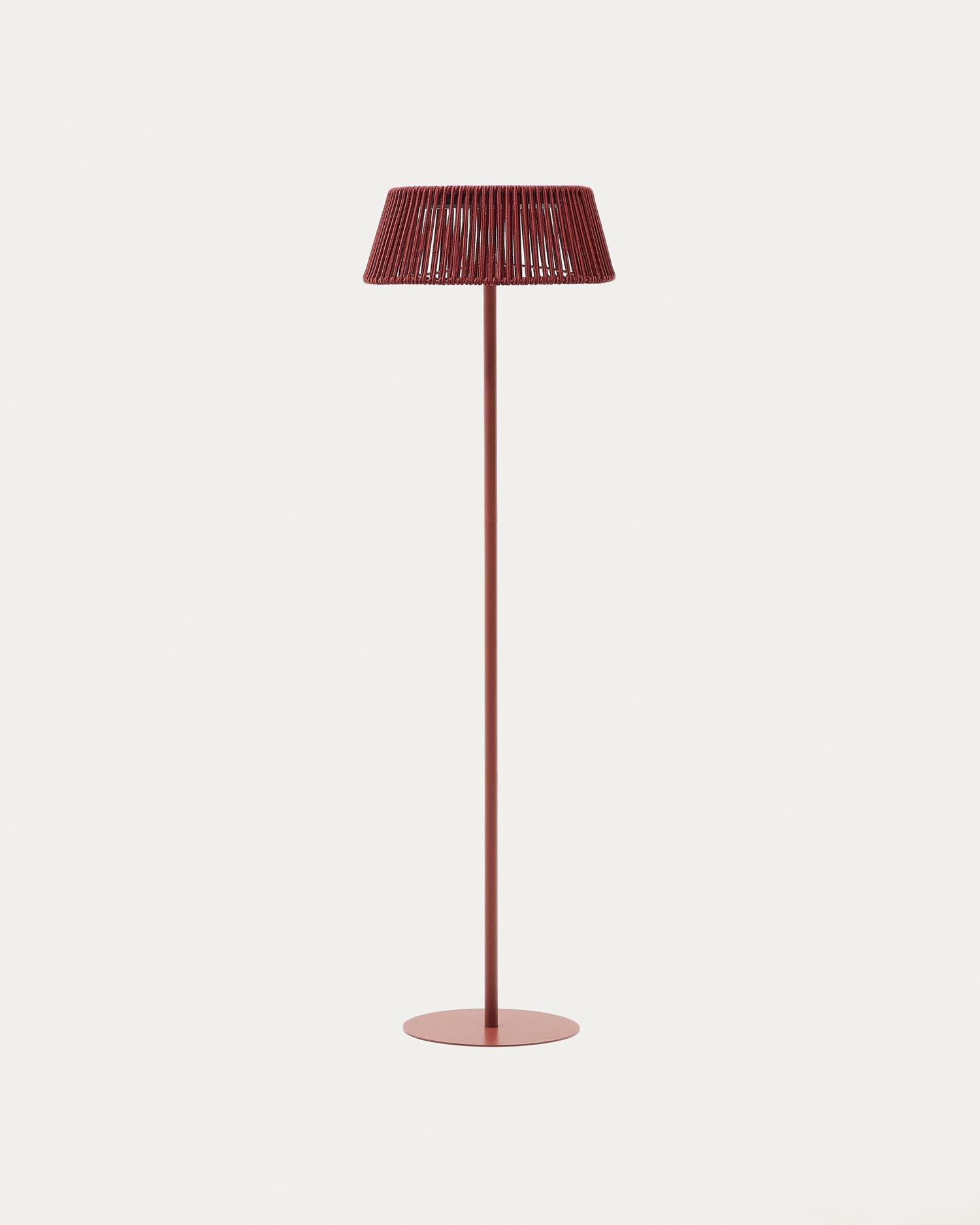 Outdoor-Solar-Stehlampe Aldet aus terrakottafarben marmoriertem Seil und terrakottafarbenem Metallsockel Ø 46 cm in Terrakotta präsentiert im Onlineshop von KAQTU Design AG. Outdoor-Beleuchtung ist von Kave Home