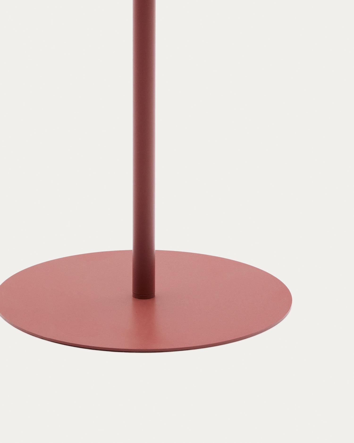 Die Aldet Solar-Stehlampe von Kave Home vereint elegantes Design und praktische Nutzung, ideal für stimmungsvolle Abende im Freien.