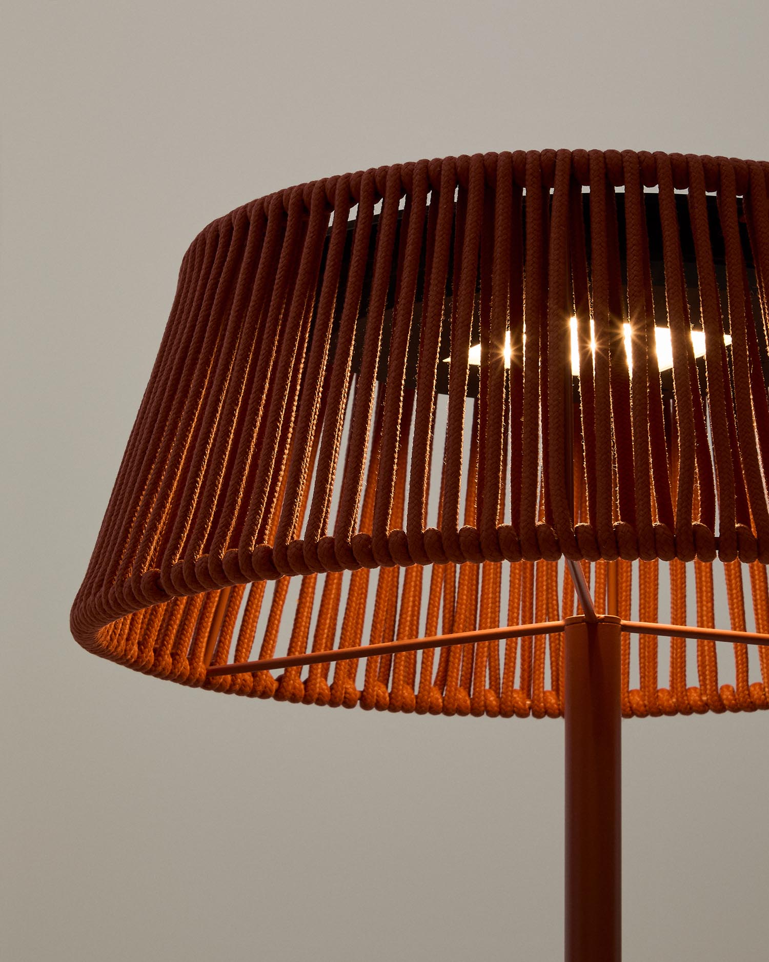 Entdecken Sie die elegante Outdoor-Solar-Stehlampe Aldet von Kave Home. Ihr terrakottafarbenes Seil und die tragbare Bauweise schaffen eine einladende Atmosphäre im Freien.