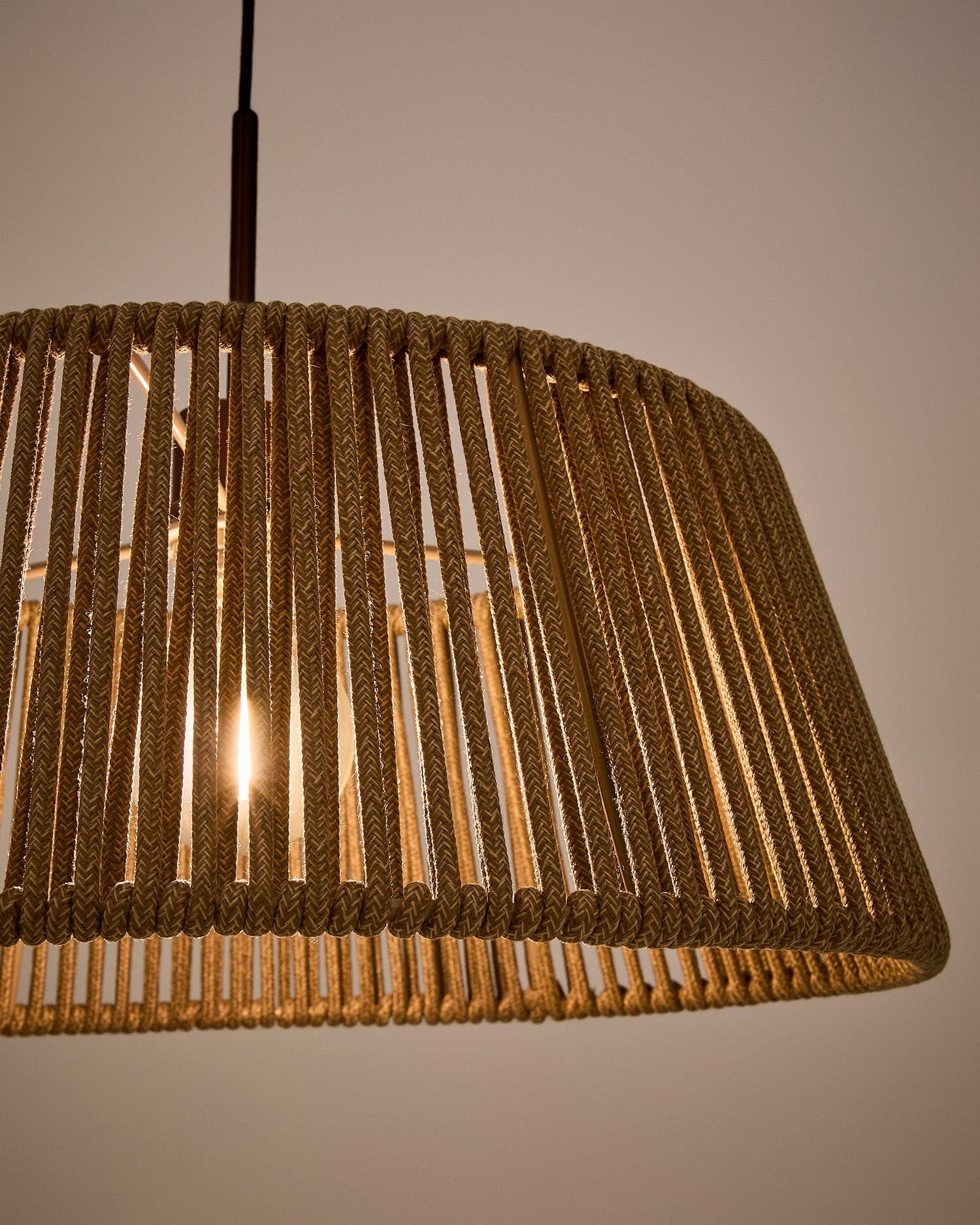 Lampenschirm für Deckenleuchte Aldet aus beige barmoriertem Seil Ø 46 cm in Hellgrau präsentiert im Onlineshop von KAQTU Design AG. Lampenschirm ist von Kave Home